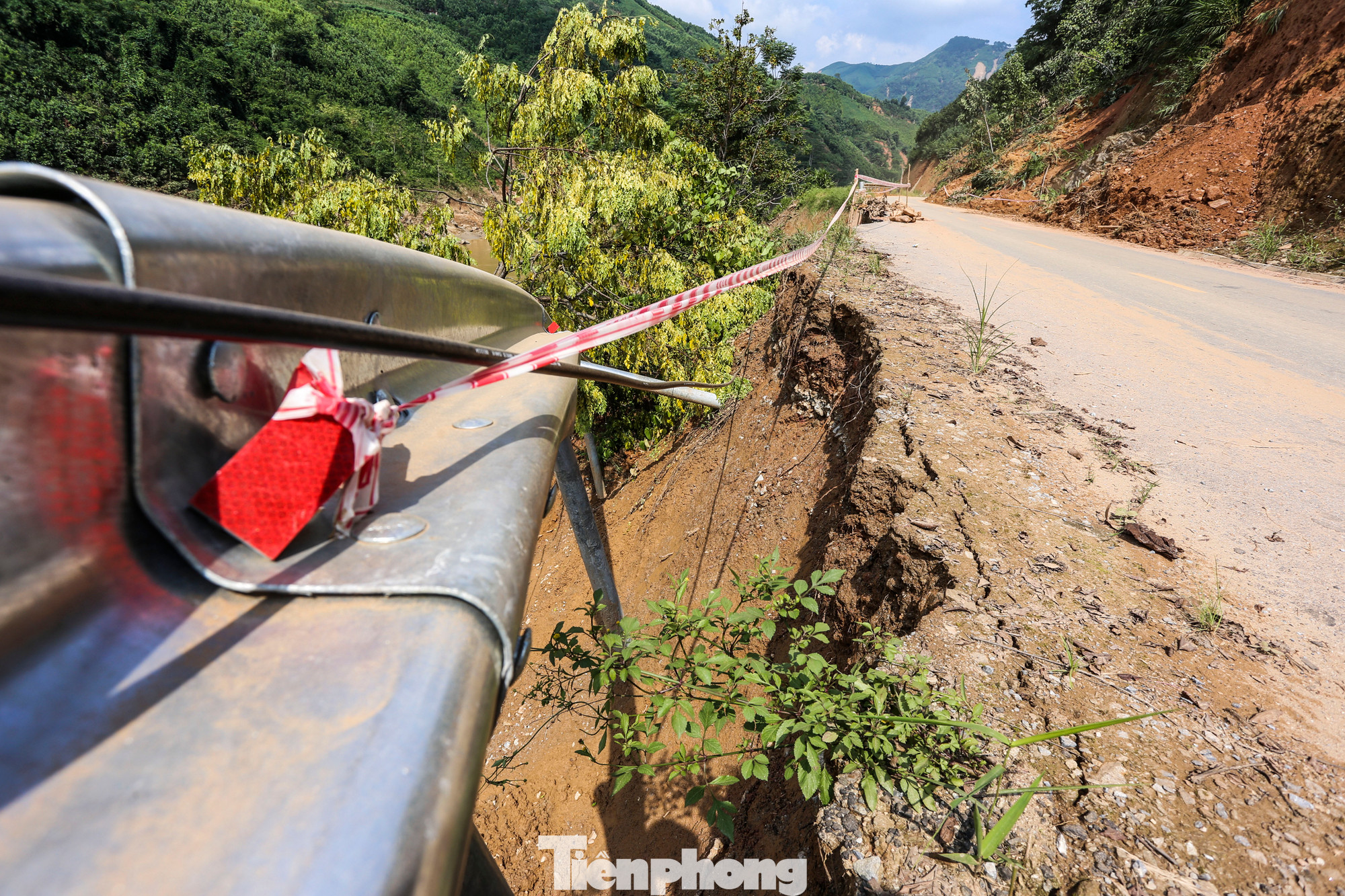 Lan can đường dọc tuyến đổ ngã xuống sông do sạt lở mạnh.