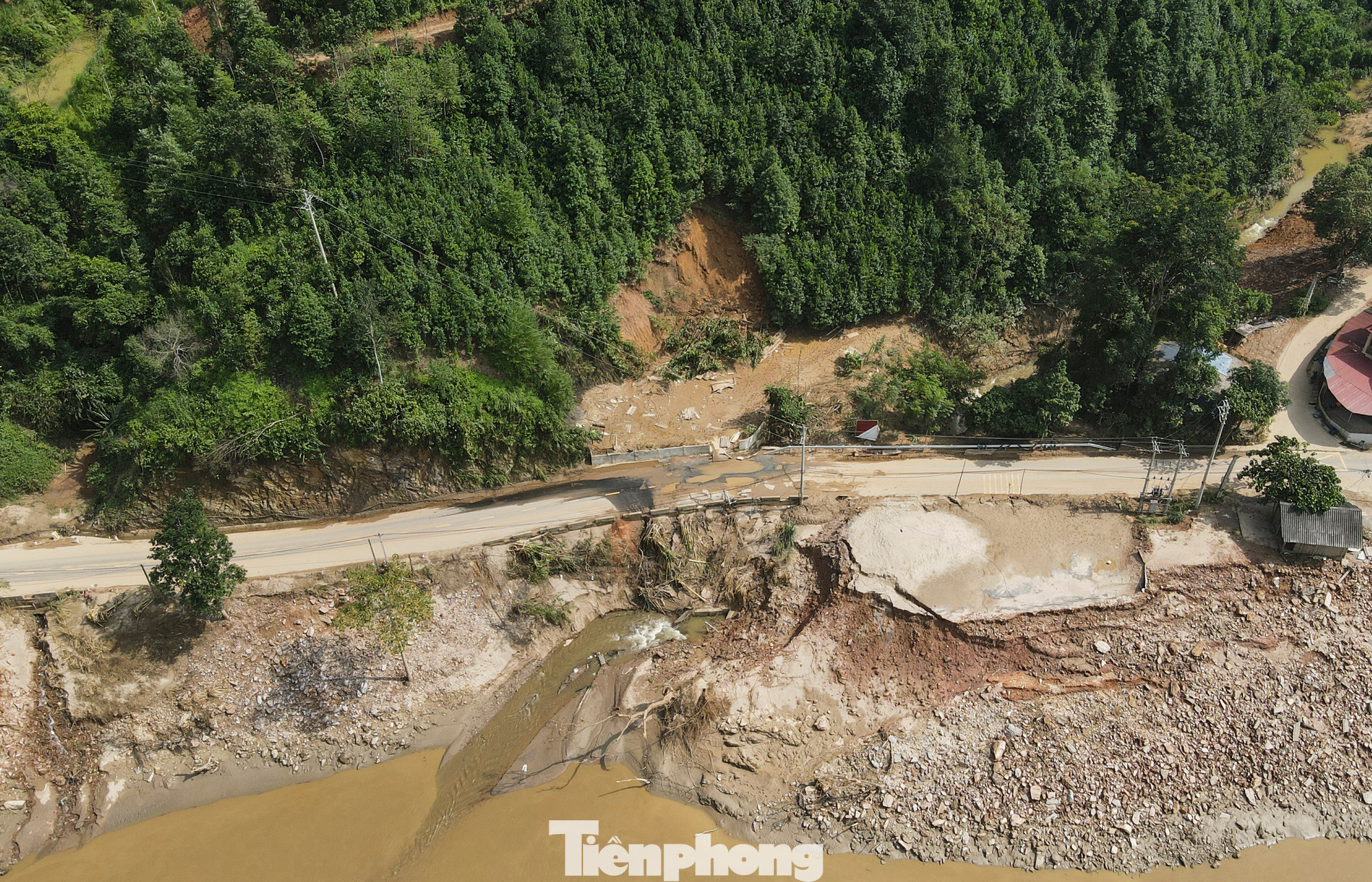 Lan can đường dọc tuyến đổ ngã xuống sông do sạt lở mạnh.