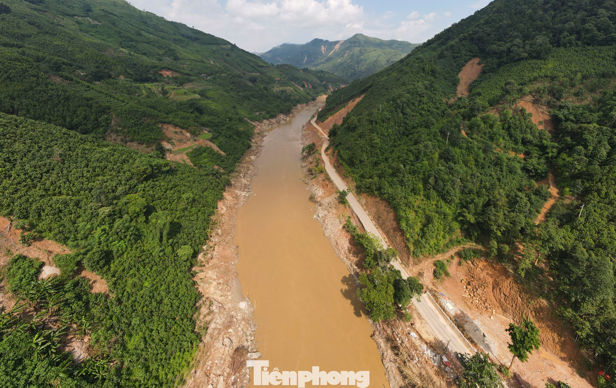 Tỉnh lộ 160 đoạn từ xã Bảo Nhai (huyện Bắc Hà) đến xã Tân Dương (huyện Bảo Yên, Lào Cai) là đoạn tuyến dọc theo sông Chảy với chiều dài khoảng 34 km.