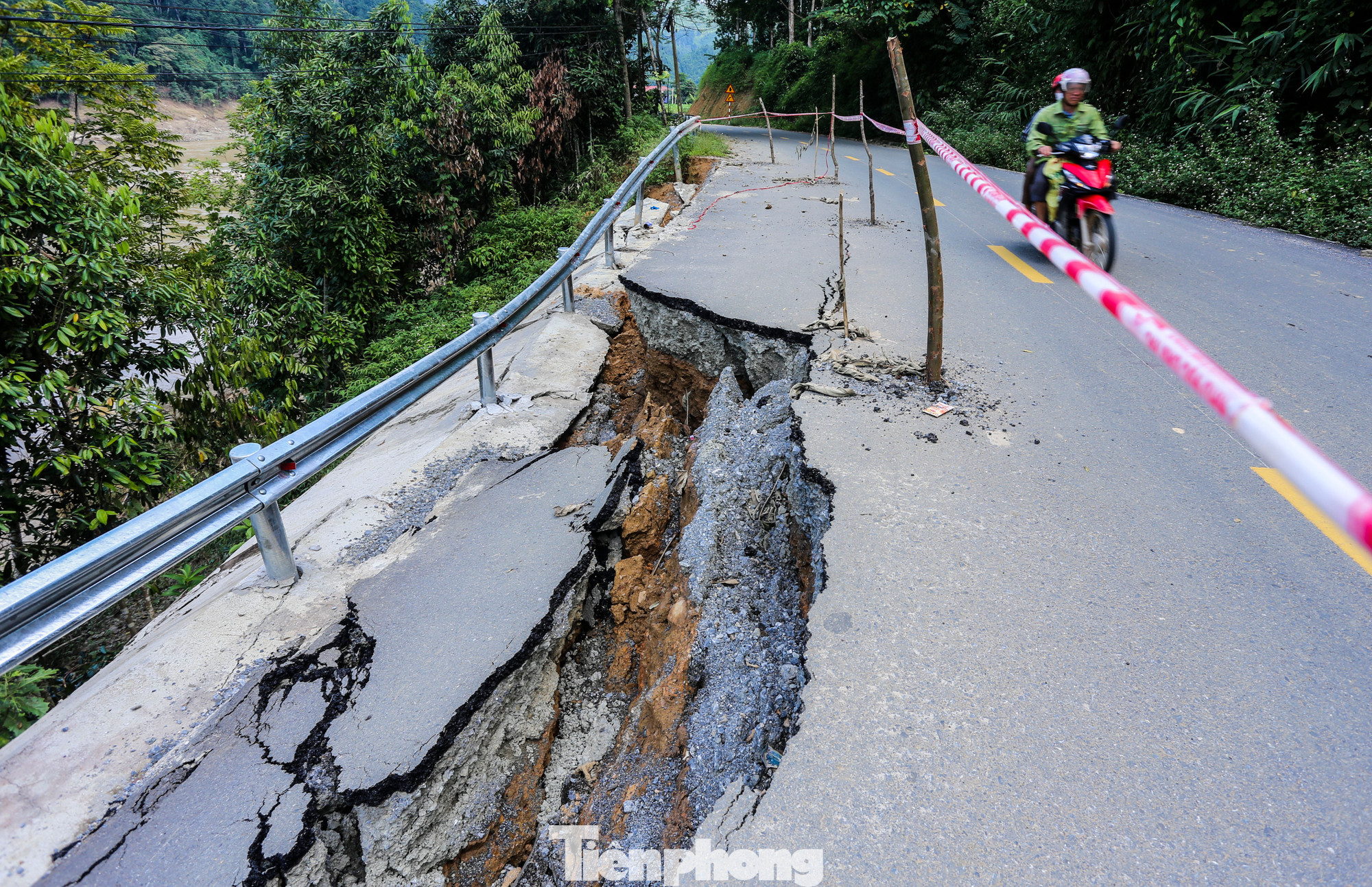 Ông Sầm Phượng Long - Chủ tịch UBND xã Nậm Lúc (huyện Bắc Hà) cho biết, mưa lũ trên sông Chảy với dòng chảy lớn đã khiến taluy âm của tuyến đường hư hỏng, sạt lở, hở hàm ếch, khiến phương tiện di chuyển không đảm bảo an toàn.
