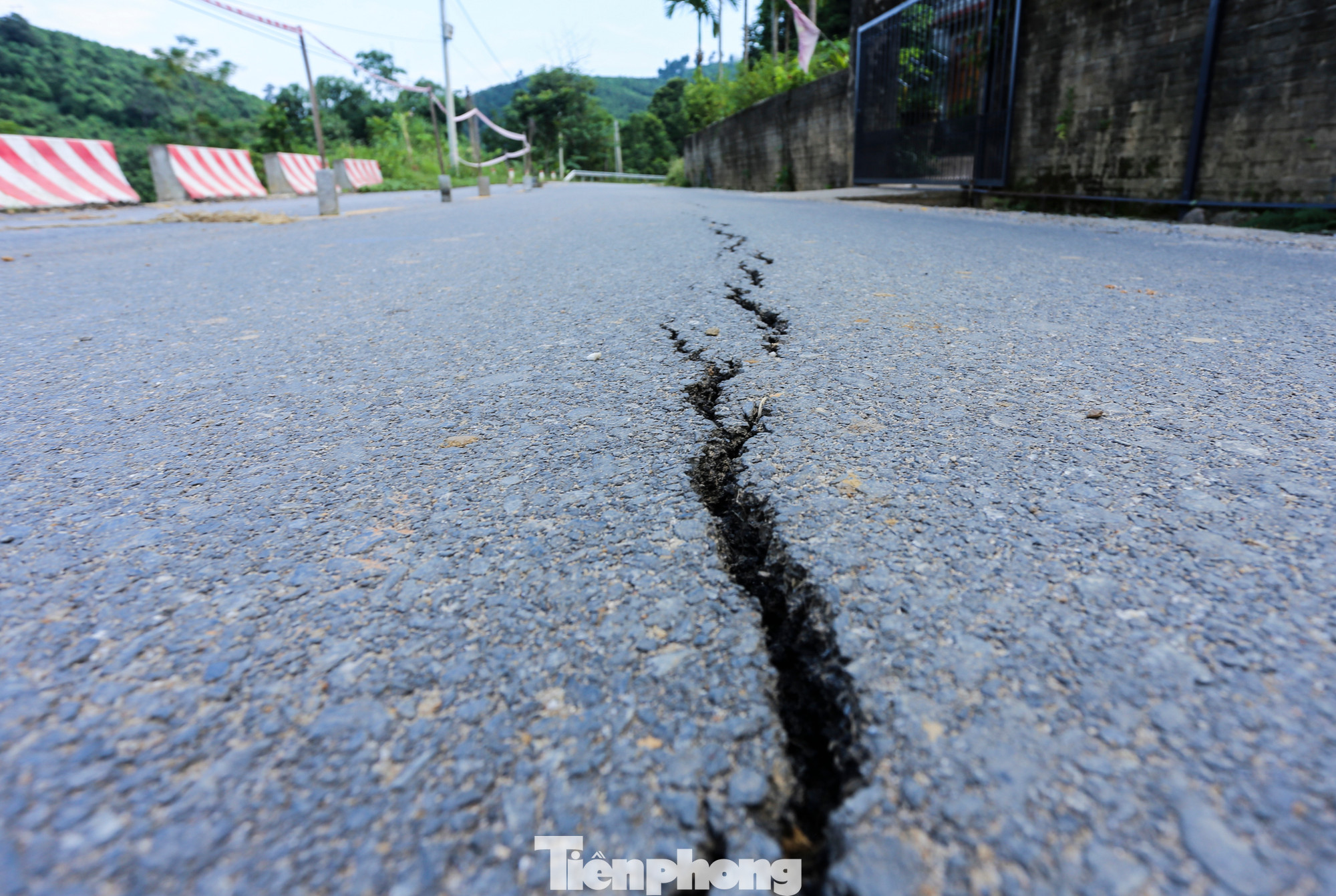 Hồi tháng 9/2022, Tỉnh lộ 160 được cải tạo, nâng cấp song đợt mưa bão vừa qua khiến nhiều km đường hư hỏng. Trong ảnh, dọc tuyến đường có rất nhiều vết nứt, kéo dài cả chục mét, nguy cơ gãy sập bất cứ lúc nào.