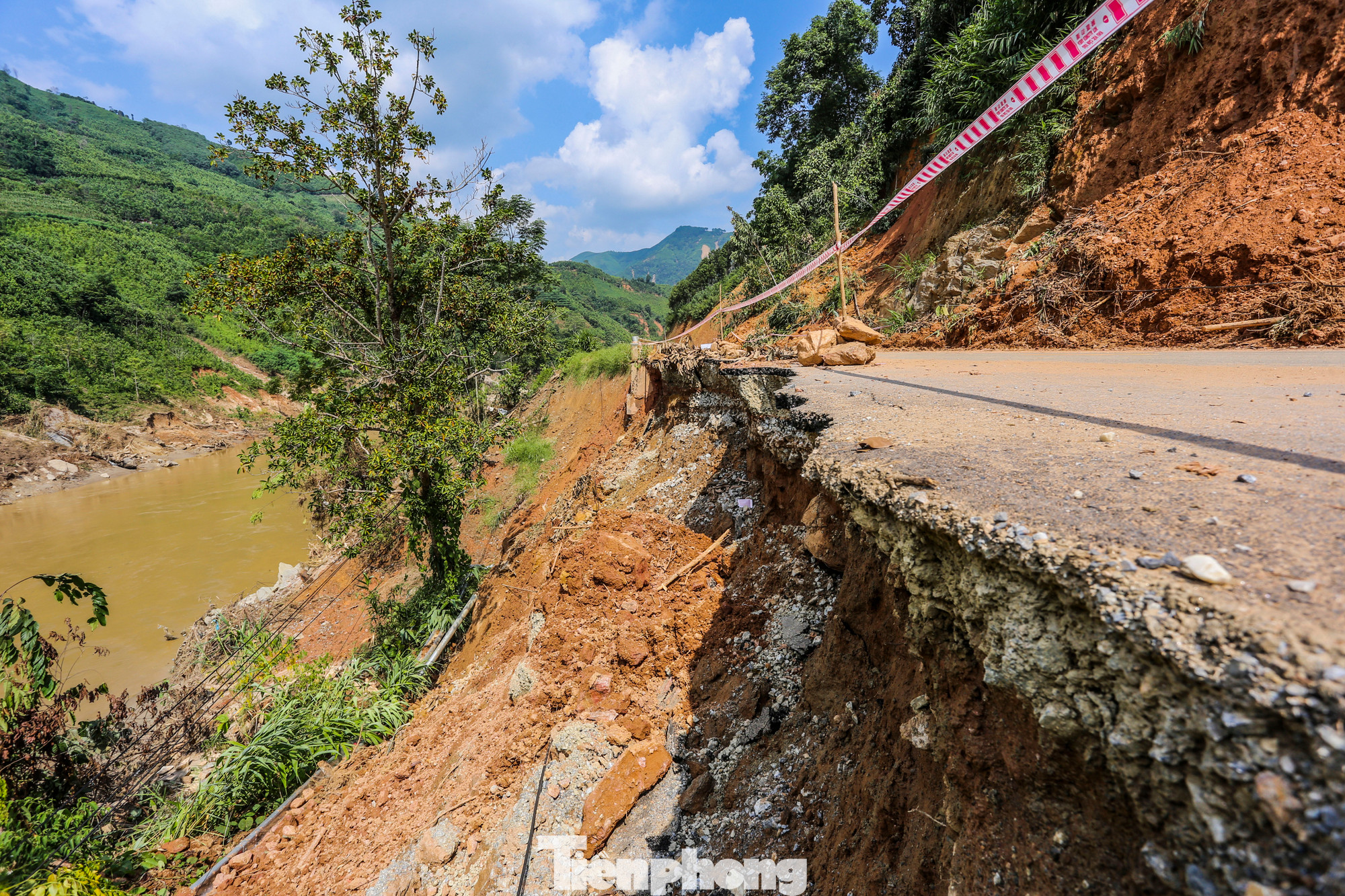 Ngành chức năng chăng dây, đặt biển cảnh báo sạt lở ở các vị trí hư hỏng.