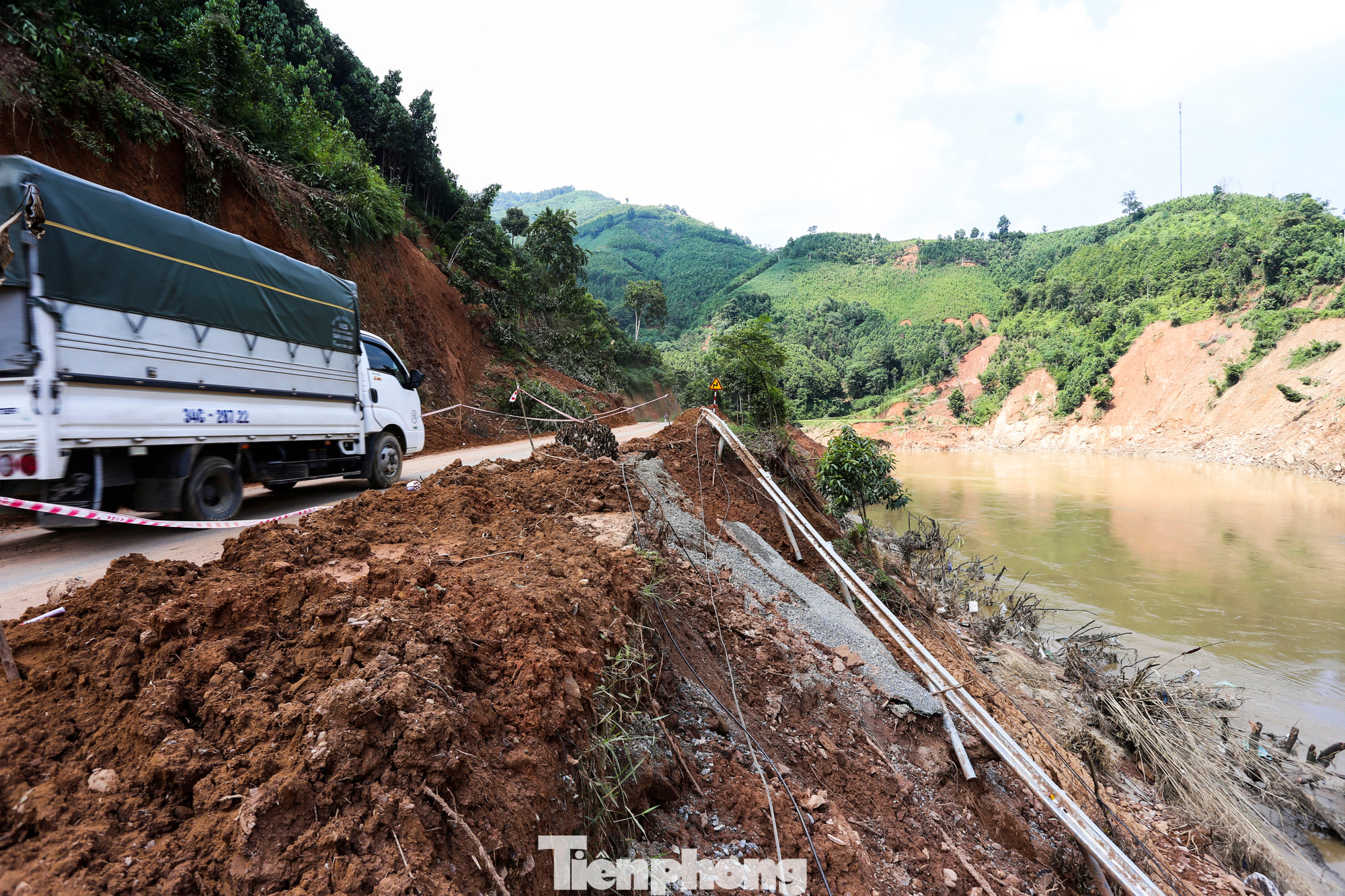 Lan can đường dọc tuyến đổ ngã xuống sông do sạt lở mạnh.