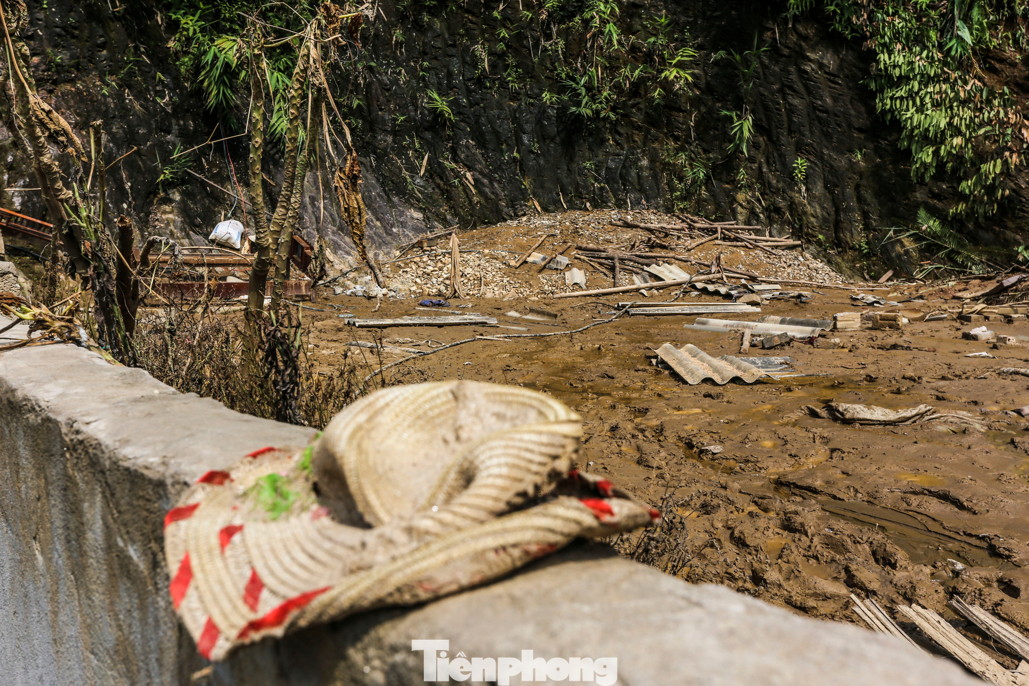 Huyện Bắc Hà đã huy động trên 2.000 người, 30 máy xúc đào, thành lập các tổ cơ động để khắc phục hậu quả thiên tai, hỗ trợ người dân sớm ổn định cuộc sống.
