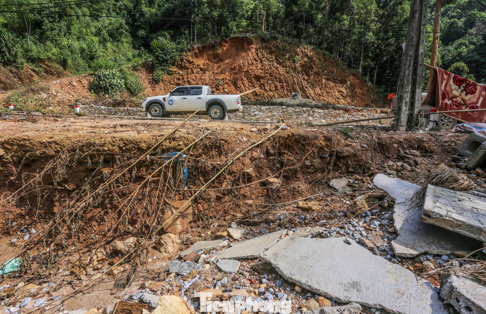 Theo UBND huyện Bắc Hà, mưa lũ làm 24 người chết, 10 người mất tích, 17 người bị thương; gần 1.600 nhà dân bị ngập nước, sạt lở. Ước tính thiệt hại do thiên tai gây ra khoảng 386 tỷ đồng.