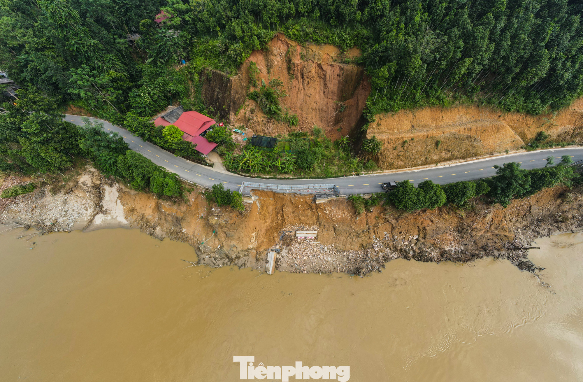 Đợt mưa lũ vừa qua, dọc tuyến tỉnh lộ 160 có hàng chục điểm sạt lở, hư hỏng nặng.