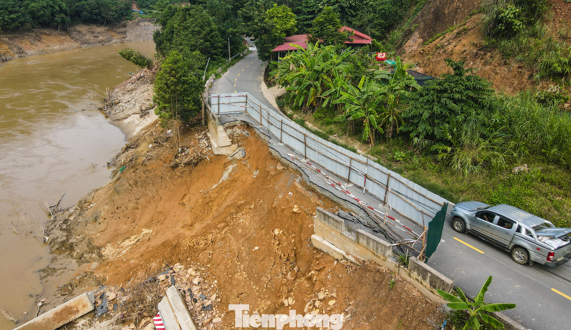 Tỉnh lộ 160 qua huyện Bắc Hà nhiều đoạn bị gãy vỡ, trôi sạt xuống sông Chảy.