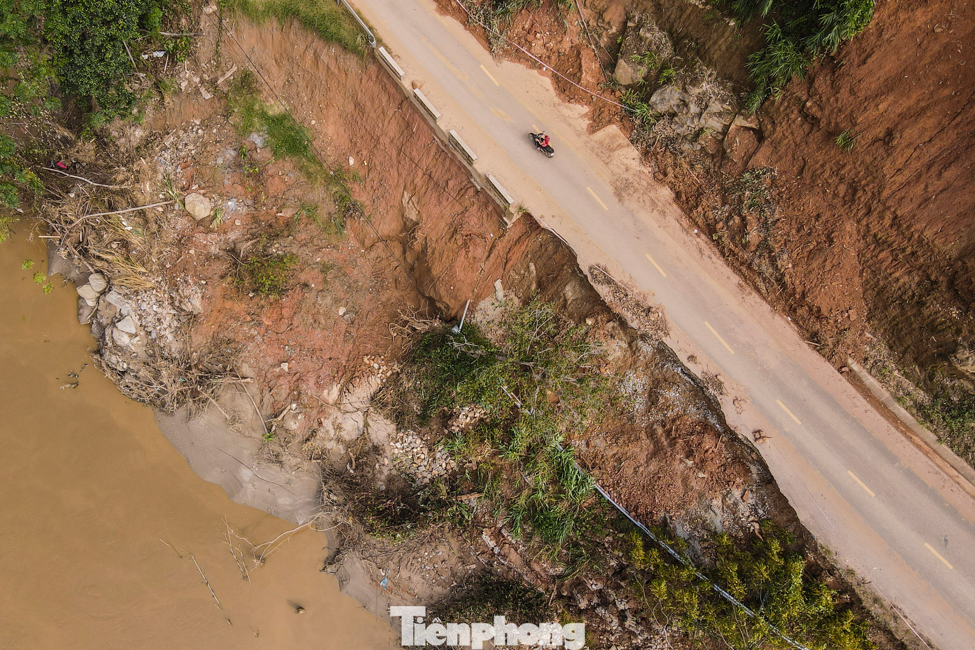 Tỉnh lộ 160 qua huyện Bắc Hà nhiều đoạn bị gãy vỡ, trôi sạt xuống sông Chảy.