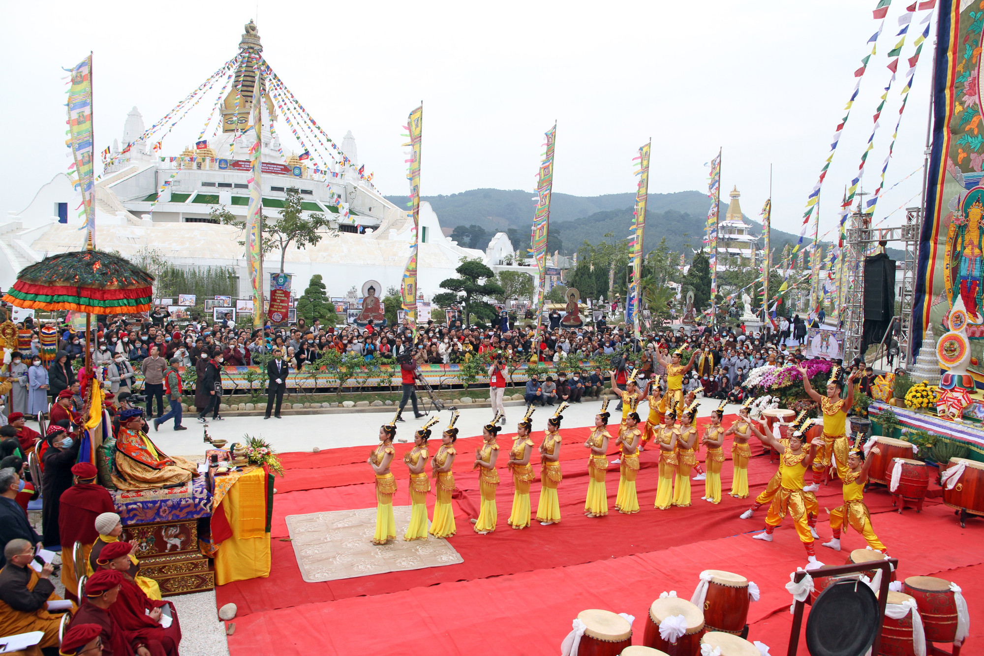Các vũ công Việt Nam đang trình diễn vũ điệu Quan Âm nghìn mắt nghìn tay trước Đức Gyalwang Drukpa và đại chúng trong khoảng thời gian khai mở bức Thongdrol. Ảnh: NGUYỄN MẠNH HÀ. Các vũ công Việt Nam đang trình diễn vũ điệu Quan Âm nghìn mắt nghìn tay trước Đức Gyalwang Drukpa và đại chúng trong khoảng thời gian khai mở bức Thongdrol. Ảnh: NGUYỄN MẠNH HÀ.