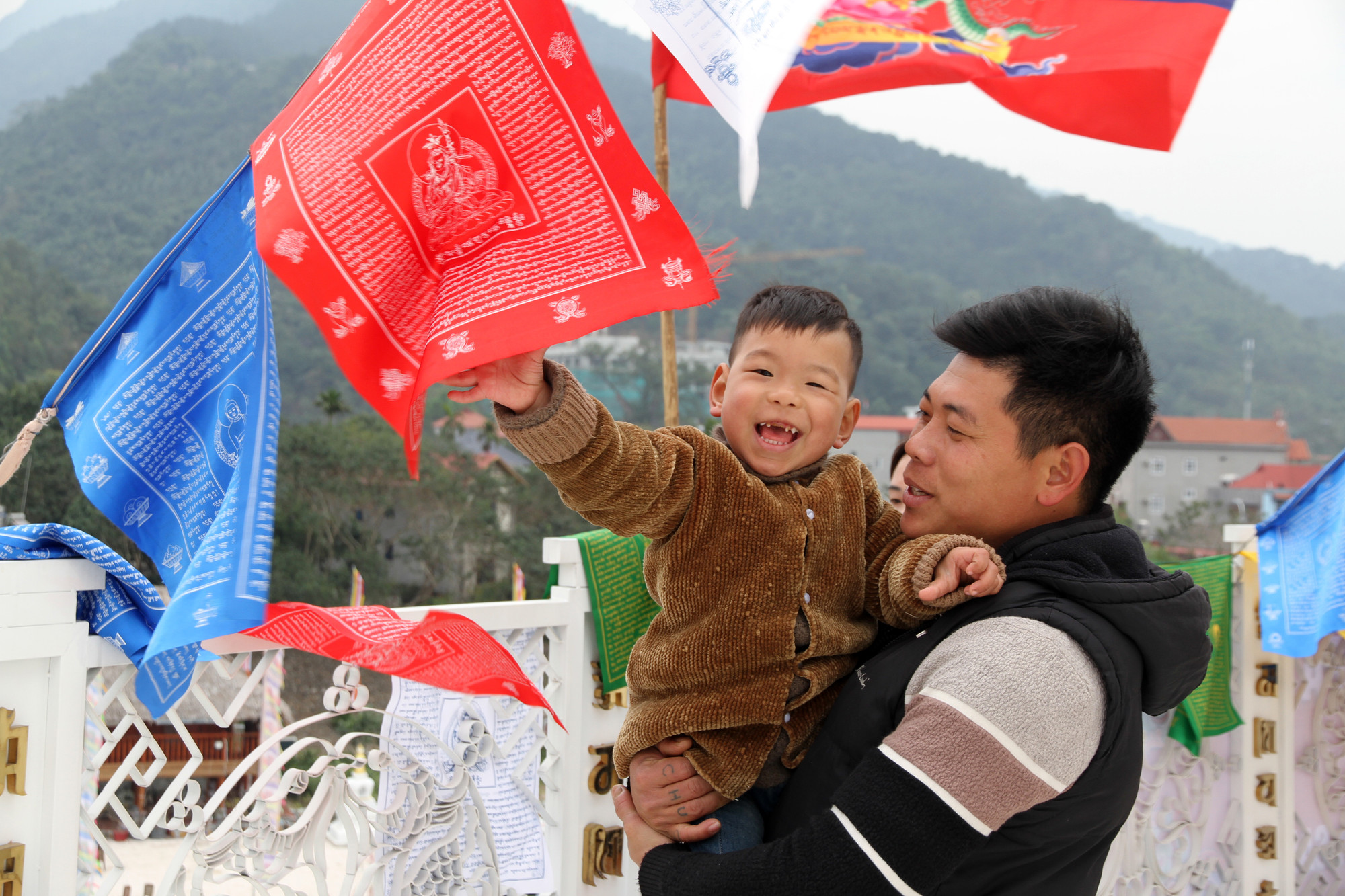 Một ông bố trẻ người xã Đại Đình (Tam Đảo, Vĩnh Phúc) và con trai có mặt trên Đại bảo tháp Tây Thiên sáng mùng 6 Tết. Ảnh: NGUYỄN MẠNH HÀ. Một ông bố trẻ người xã Đại Đình (Tam Đảo, Vĩnh Phúc) và con trai có mặt trên Đại bảo tháp Tây Thiên sáng mùng 6 Tết. Ảnh: NGUYỄN MẠNH HÀ.