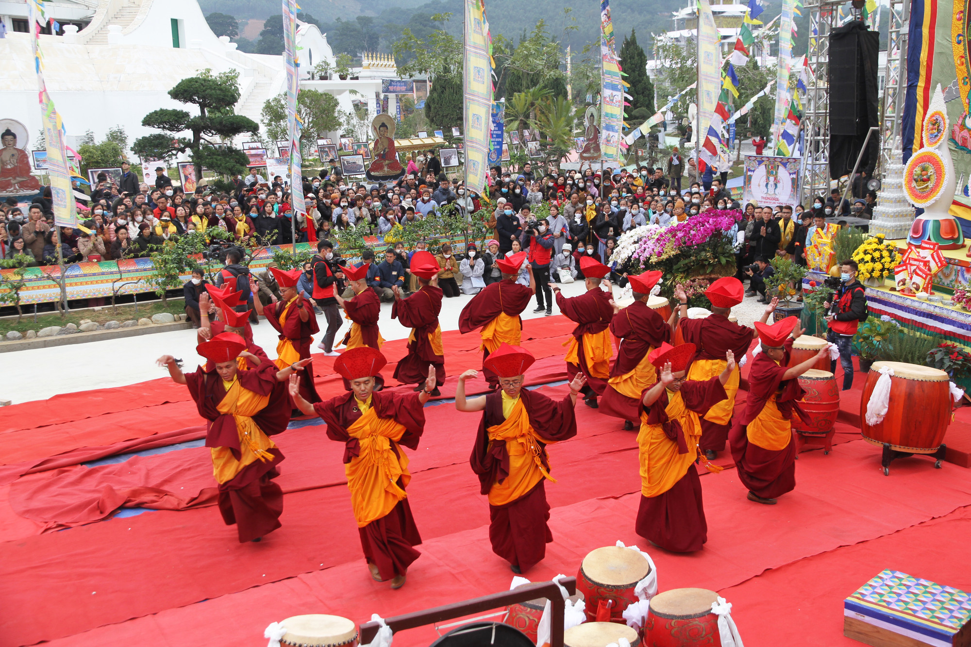 Vũ điệu Kim Cương thừa Cát tường Mangalam do các vị Tăng sĩ Truyền thừa Drukpa trình diễn. Vũ điệu Kim Cương thừa Cát tường Mangalam do các vị Tăng sĩ Truyền thừa Drukpa trình diễn.