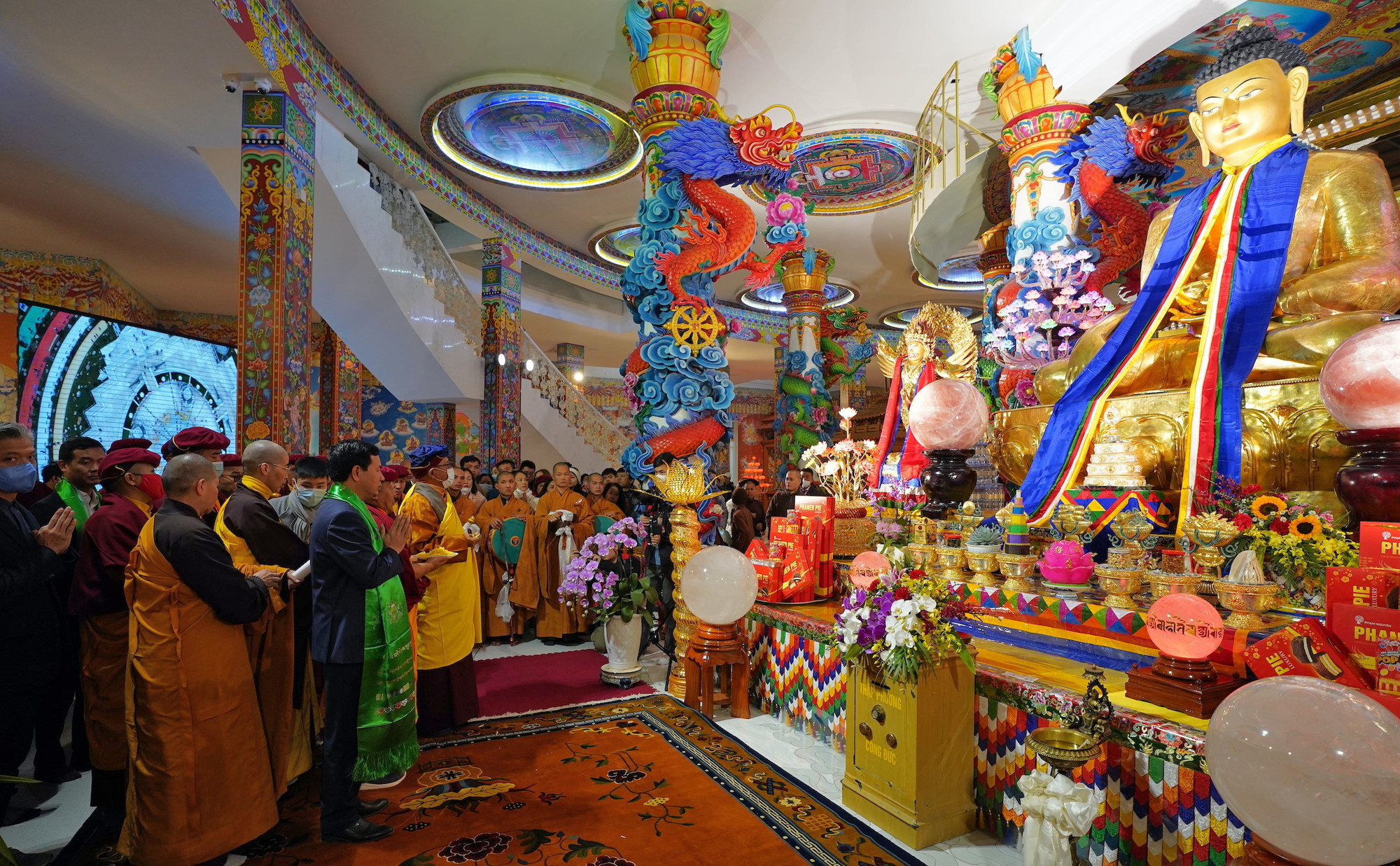 Nghi lễ thỉnh nhập, gia trì khai quang Tôn tượng Phật Thích Ca Mâu Ni cao hơn 3m trong lòng Đại Bảo tháp Tây Thiên. Đây là phiên bản đặc biệt của tượng Phật trong Tự viện Hemis - ngôi tự viện cổ lừng danh thuộc thánh địa Hemis, vùng Himalaya. Ảnh: DRUKPA VIỆT NAM. Nghi lễ thỉnh nhập, gia trì khai quang Tôn tượng Phật Thích Ca Mâu Ni cao hơn 3m trong lòng Đại Bảo tháp Tây Thiên. Đây là phiên bản đặc biệt của tượng Phật trong Tự viện Hemis - ngôi tự viện cổ lừng danh thuộc thánh địa Hemis, vùng Himalaya. Ảnh: DRUKPA VIỆT NAM.