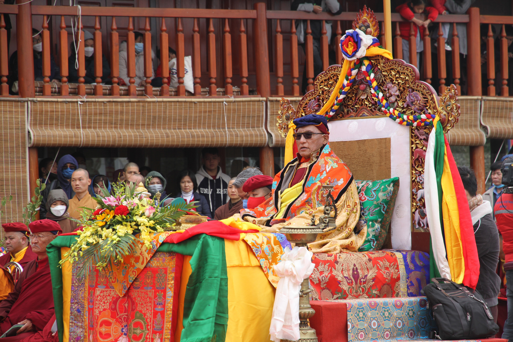 Đức Gyalwang Druka khai thị trước đại chúng về ý nghĩa của tranh Phật Quan Âm "nghìn mắt chiếu soi, nghìn tay hộ trì". Ảnh: NGUYỄN MẠNH HÀ. Đức Gyalwang Druka khai thị trước đại chúng về ý nghĩa của tranh Phật Quan Âm "nghìn mắt chiếu soi, nghìn tay hộ trì". Ảnh: NGUYỄN MẠNH HÀ.