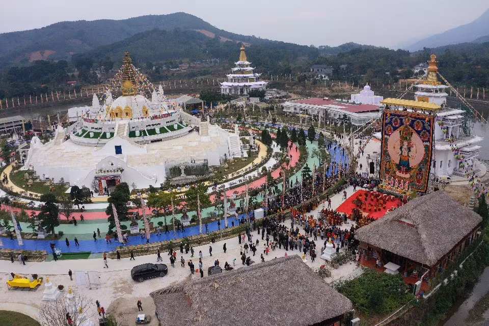 Tháp chính với 5 đường nhiễu mới khánh thành trong quần thể Đại bảo tháp Mandala Tây Thiên. Bên phải là bức Thongdrol Phật Quan Âm Thiên Thủ Thiên Nhãn được khai mở trong sáng mùng 6 Tết Quý Mão. Ảnh: DRUKPA VIỆT NAM.