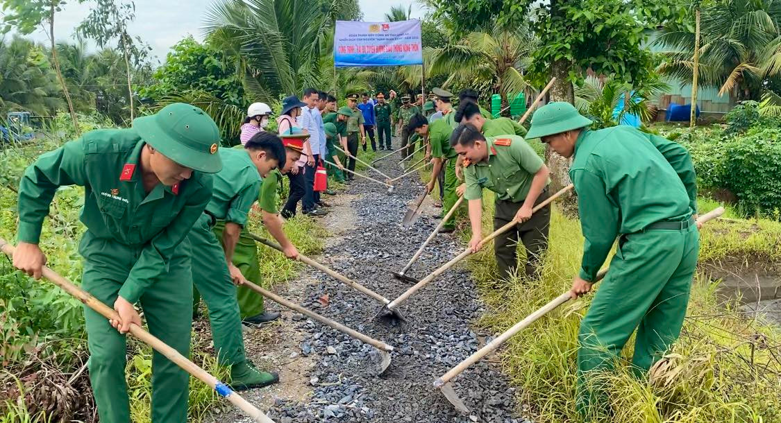Chiến sĩ Hành quân xanh tỉnh Long An thực hiện công trình Rải đá xanh đường giao thông nông thôn