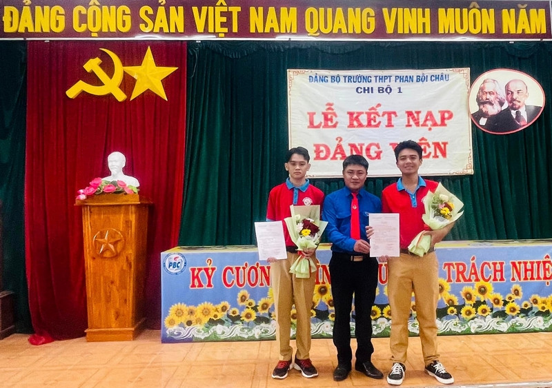 Hai Chiến sĩ Hoa phượng đỏ trường THPT Phan Bội Châu vinh dự được đứng trong hàng ngũ của Đảng