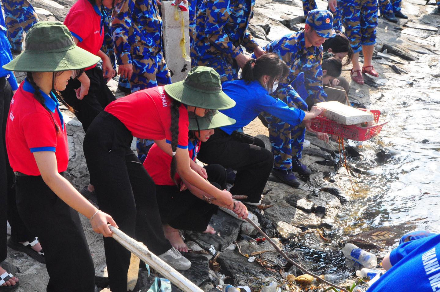 Chiến sĩ Hoa phượng đỏ trường THPT Hoàng Hoa Thám tham gia làm sạch biển