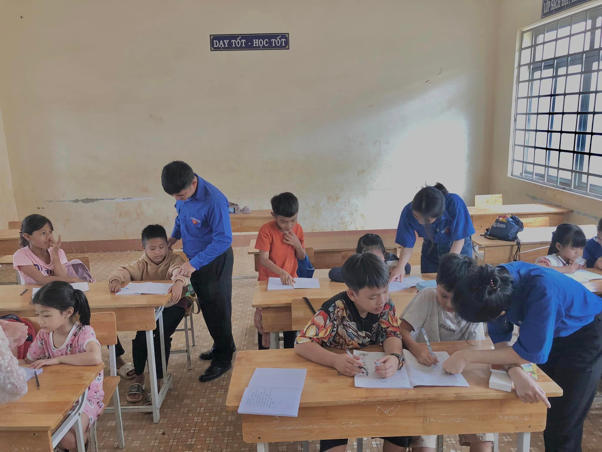 Chiến sĩ Hoa phượng đỏ tỉnh Đắk Lắk tổ chức dạy Tiếng Anh miễn phí cho các em thiếu nhi