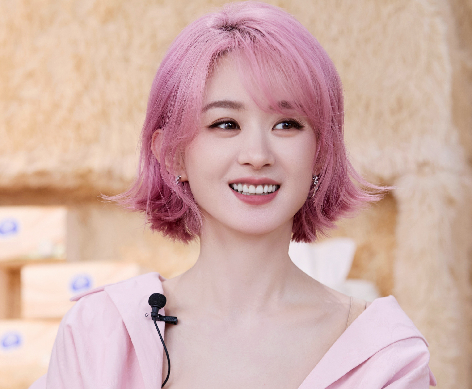 Triệu Lệ Dĩnh vấp ngã khi thử nghiệm đề tài phim quá mới mẻ khó hiểu. Triệu Lệ Dĩnh vấp ngã khi thử nghiệm đề tài phim quá mới mẻ khó hiểu.