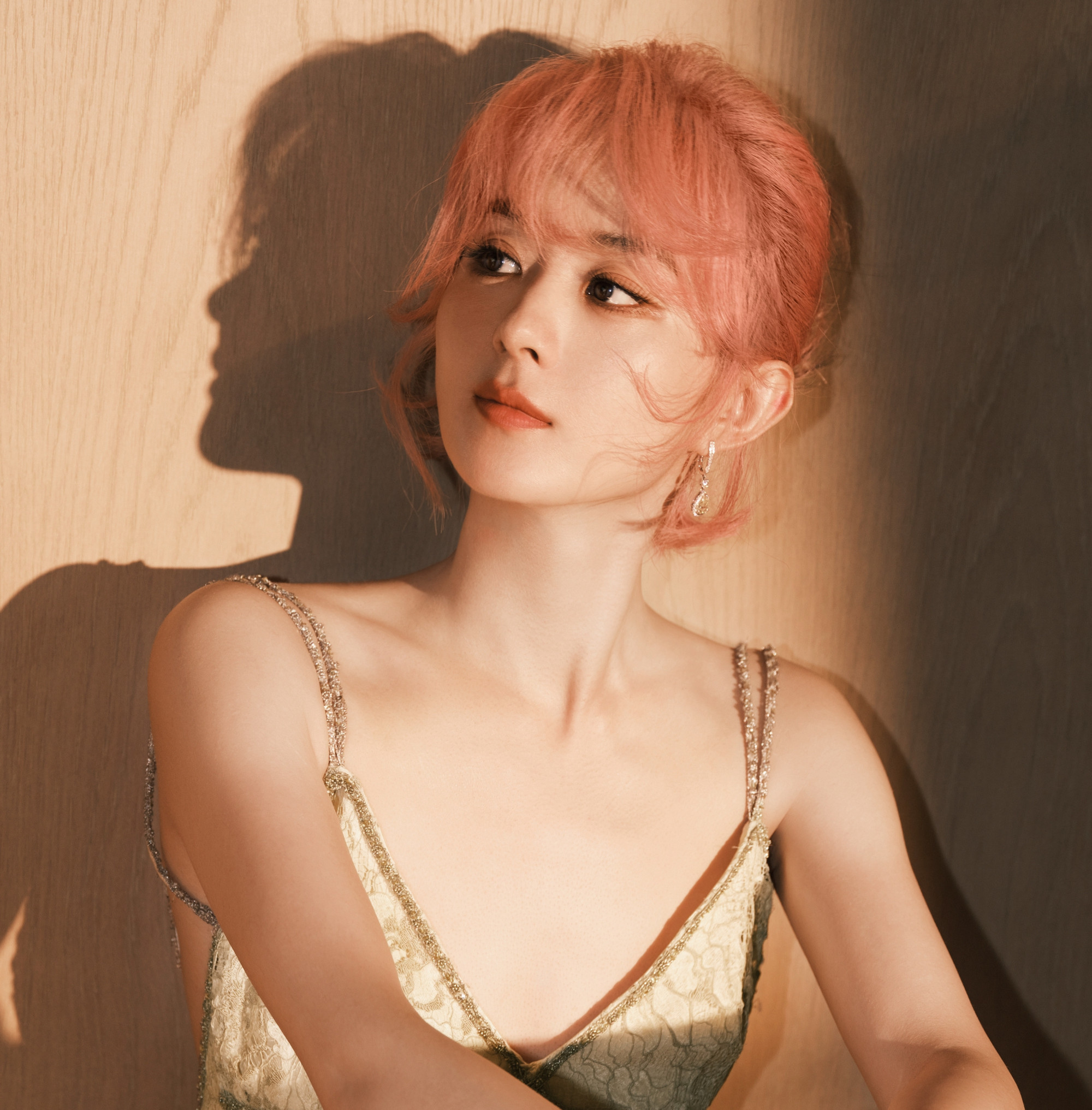 Triệu Lệ Dĩnh bất ngờ bị chê diễn kém hơn Dương Mịch trong Tương viên lộng. Triệu Lệ Dĩnh bất ngờ bị chê diễn kém hơn Dương Mịch trong Tương viên lộng.