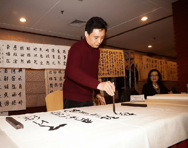 Nam diễn viên hiện tại sống sung túc nhờ bán tranh thư pháp và kinh doanh.