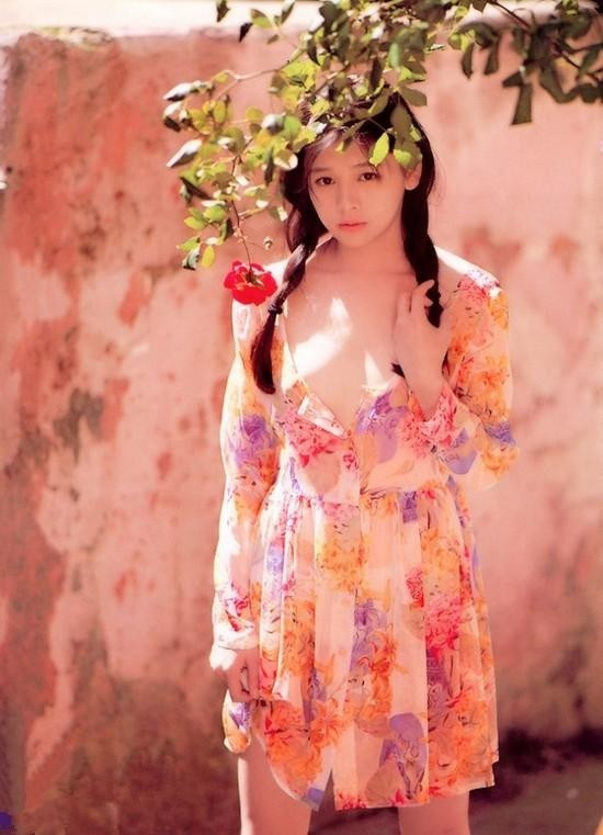 Từ Nhược Tuyên tuổi trẻ bị chê vì chụp ảnh nóng.