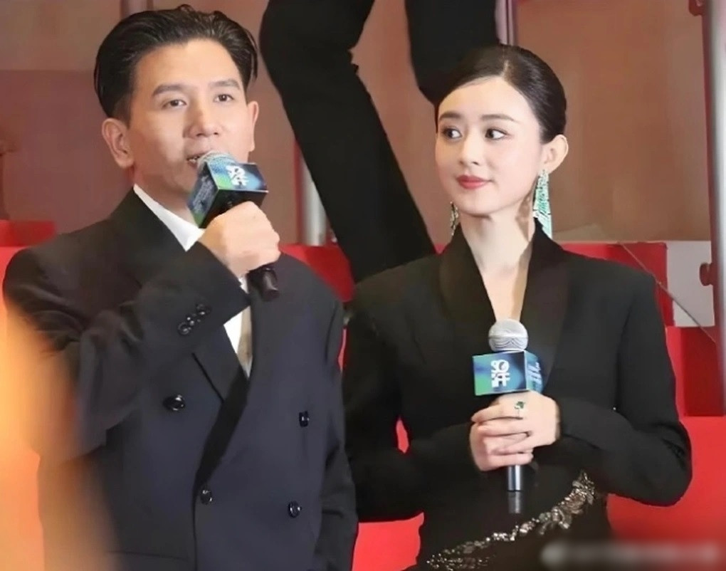 Triệu Lệ Dĩnh vướng tin tình ái với đạo diễn tai tiếng Triệu Đức Dận. Triệu Lệ Dĩnh vướng tin tình ái với đạo diễn tai tiếng Triệu Đức Dận.