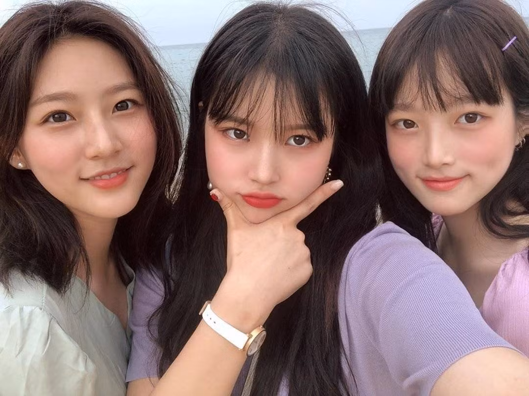 Kim Sae Ron lớn lên trong gia đình đơn thân, sau cô có 2 em gái. Nữ diễn viên đi đóng phim để trợ giúp cho gia đình.