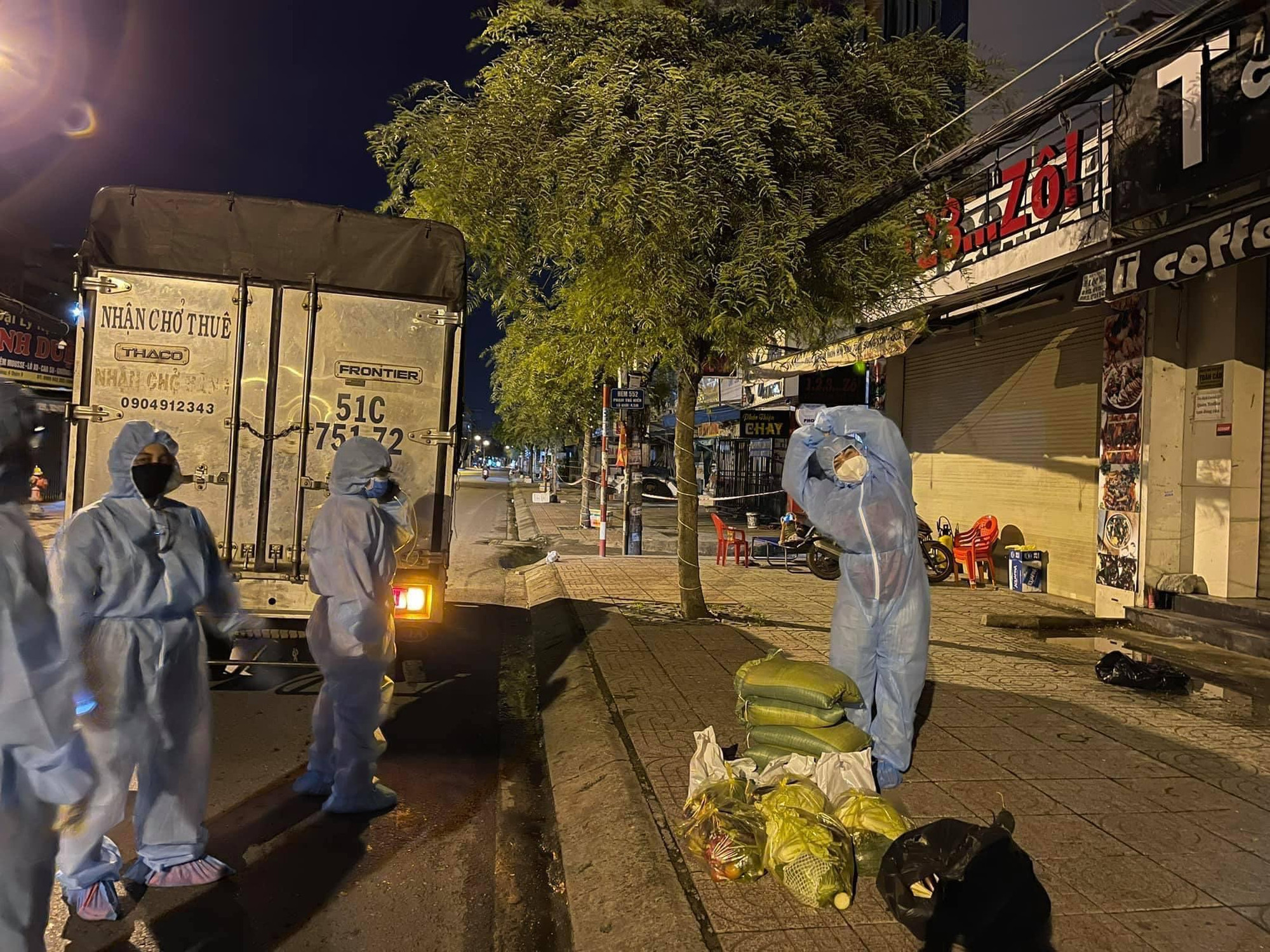 Những hình ảnh cuối cùng của Phi Nhung trước khi cô nhập viện điều trị COVID-19 và qua đời. Những hình ảnh cuối cùng của Phi Nhung trước khi cô nhập viện điều trị COVID-19 và qua đời.