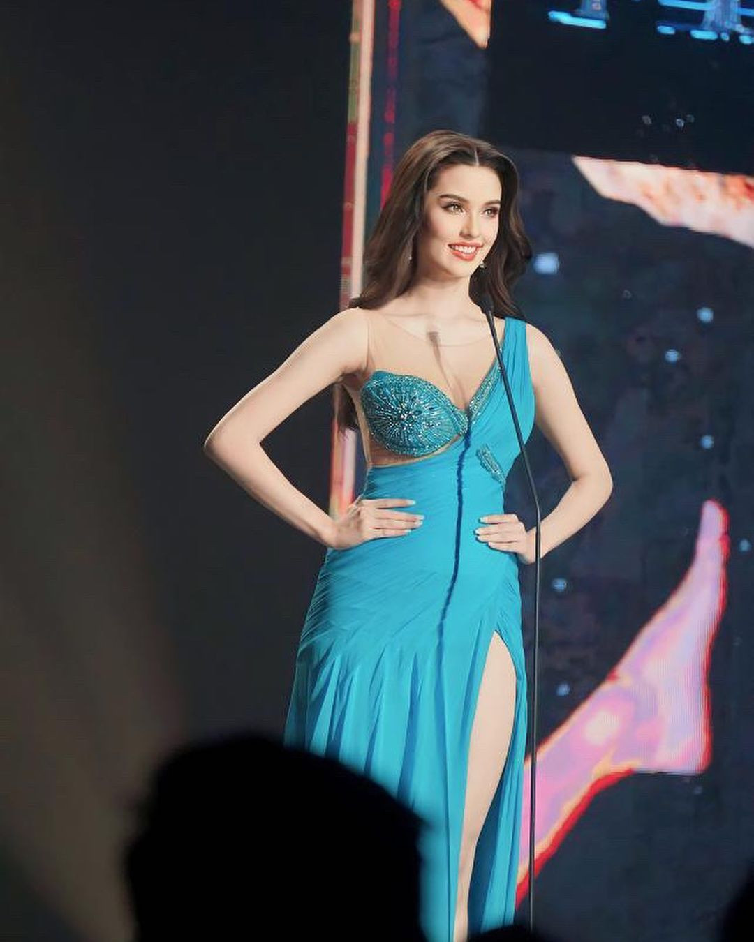 Xojayin uchun külotlu çorap orqali kunnilingus (rus pornosi)