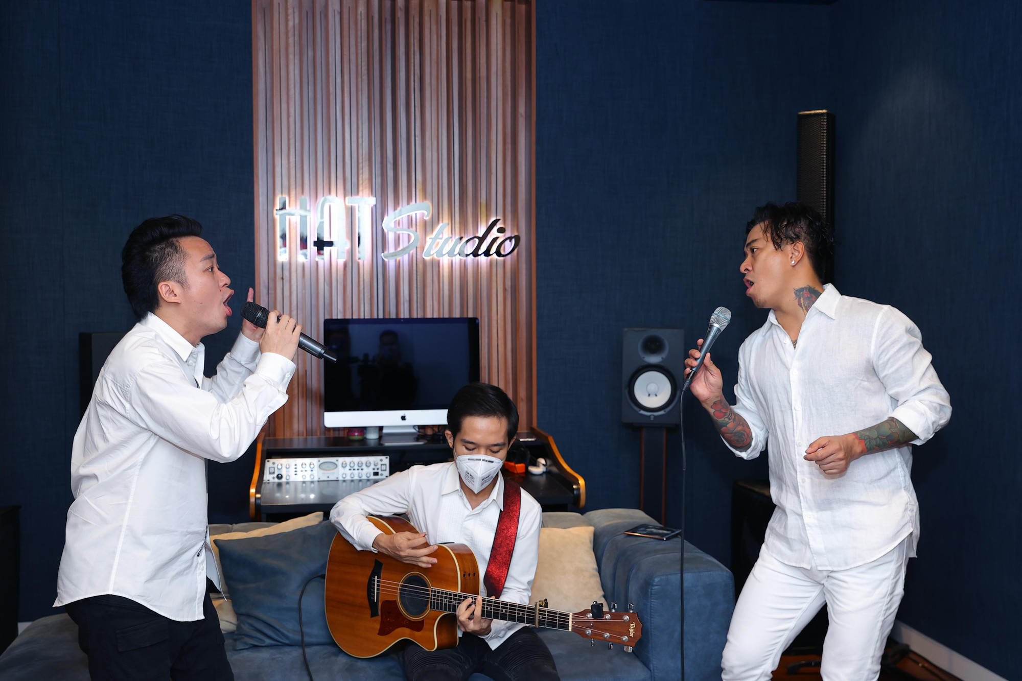 Tùng Dương lần đầu song ca với Tuấn Hưng quyên tiền chống dịch