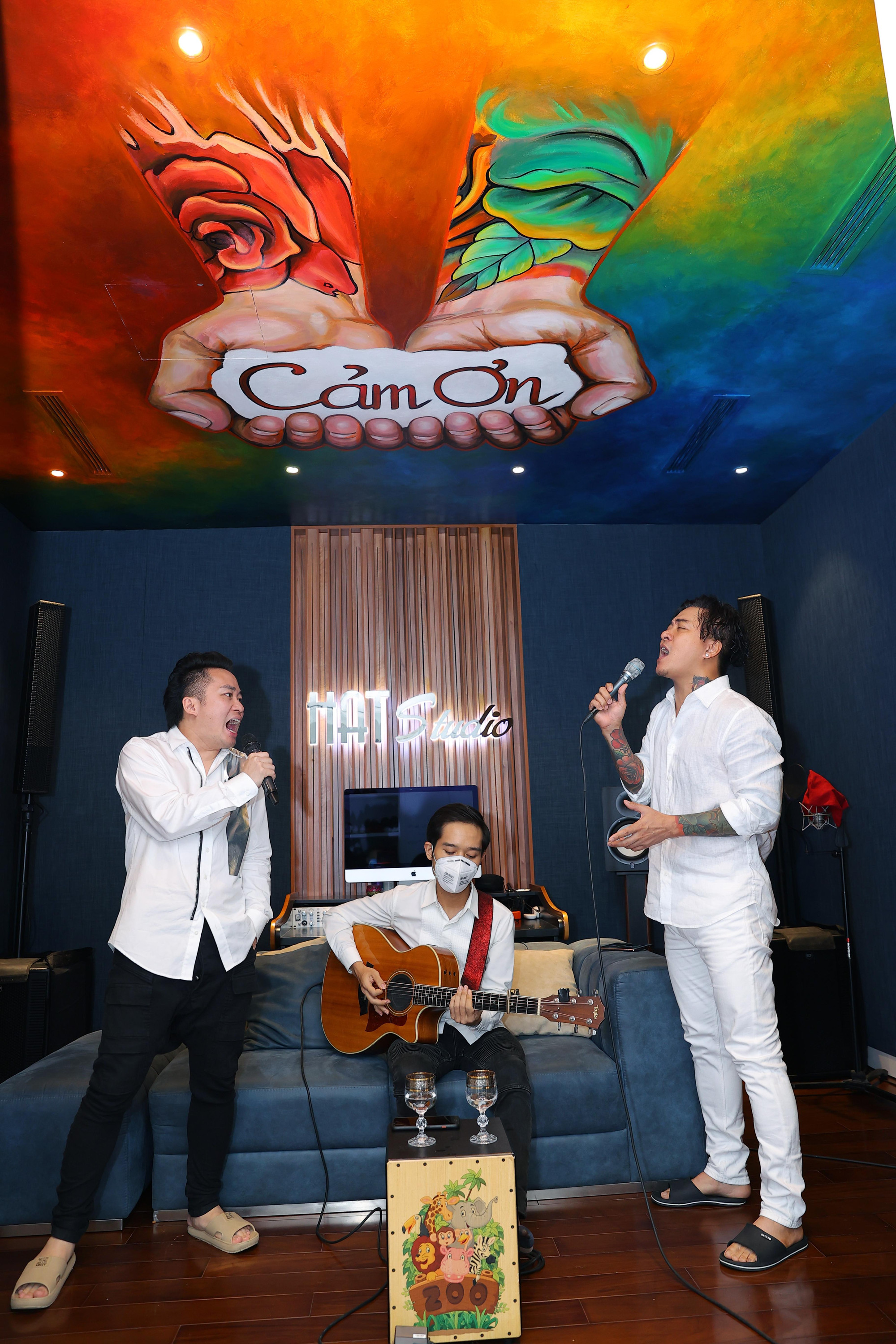 COVID vô hình trung mang hai giọng hát tới gần nhau hơn...- Ảnh: Hòa Nguyễn COVID vô hình trung mang hai giọng hát tới gần nhau hơn...- Ảnh: Hòa Nguyễn