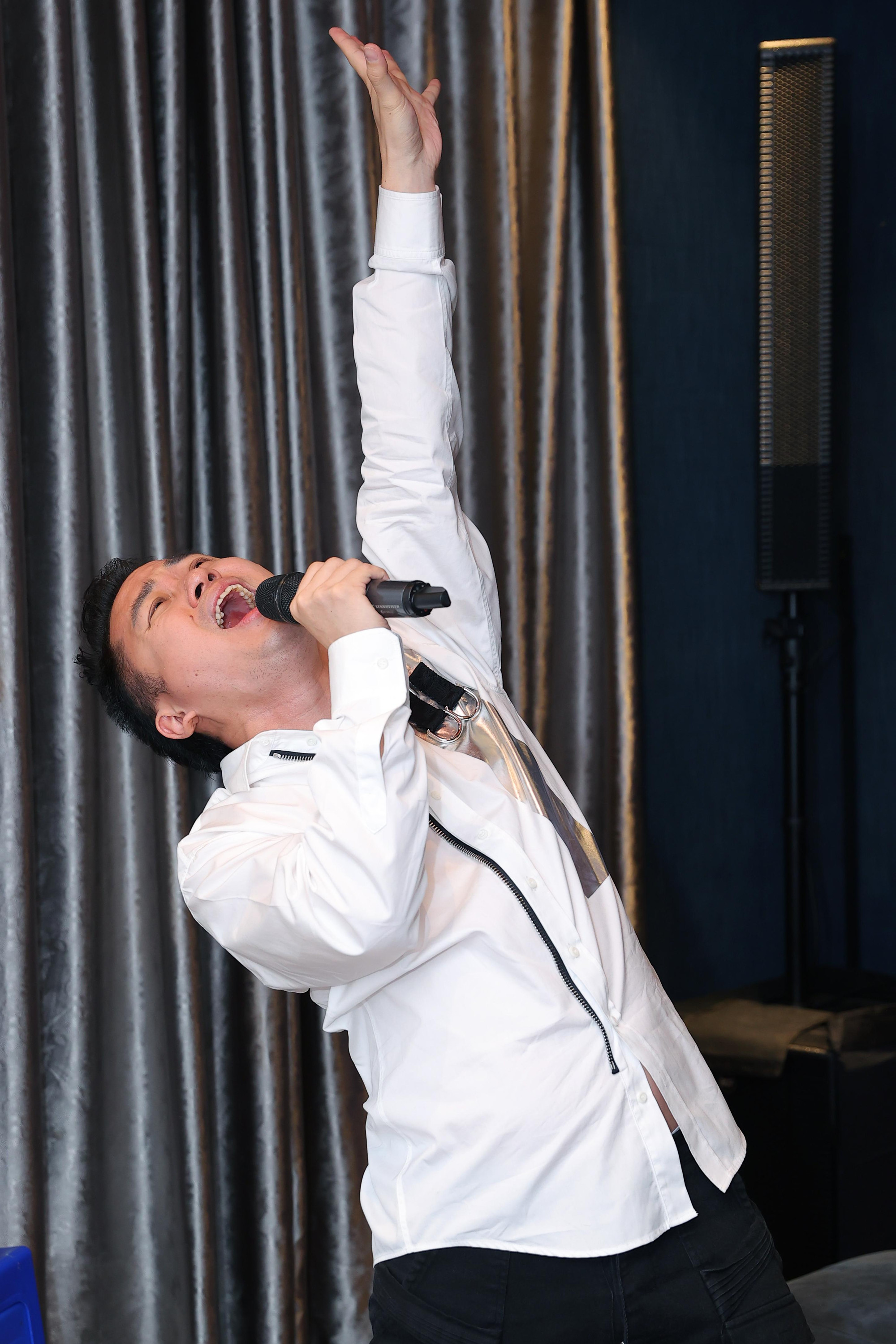 Tùng Dương thăng hoa trong đêm livestream do Tuấn Hưng khởi xướng- Ảnh: Hòa Nguyễn Tùng Dương thăng hoa trong đêm livestream do Tuấn Hưng khởi xướng- Ảnh: Hòa Nguyễn