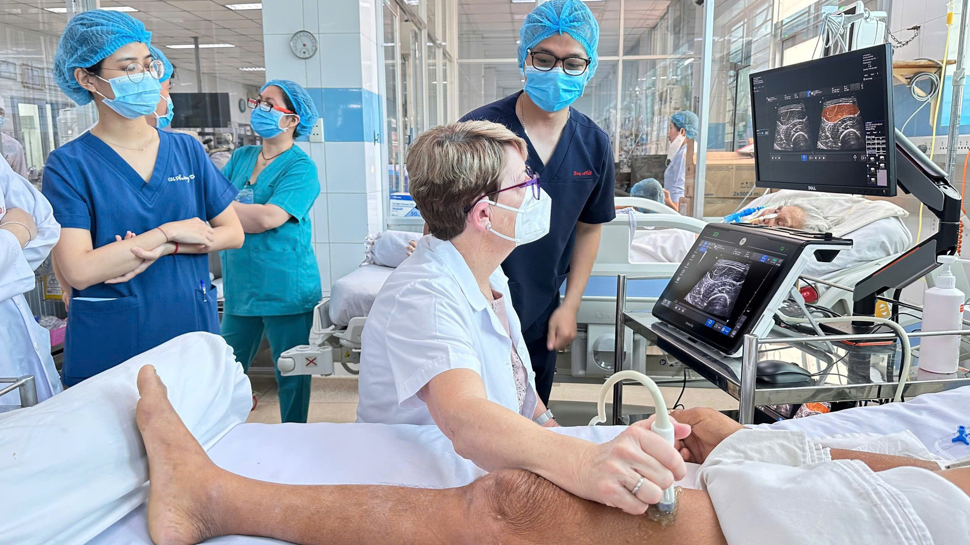 Dự án nghiên cứu của TS. Nhật cùng cộng sự đã được thí điểm trên bệnh nhân để đánh giá tính khả thi và hiệu quả ứng dụng trong thực tế lâm sàng. Dự án nghiên cứu của TS. Nhật cùng cộng sự đã được thí điểm trên bệnh nhân để đánh giá tính khả thi và hiệu quả ứng dụng trong thực tế lâm sàng.