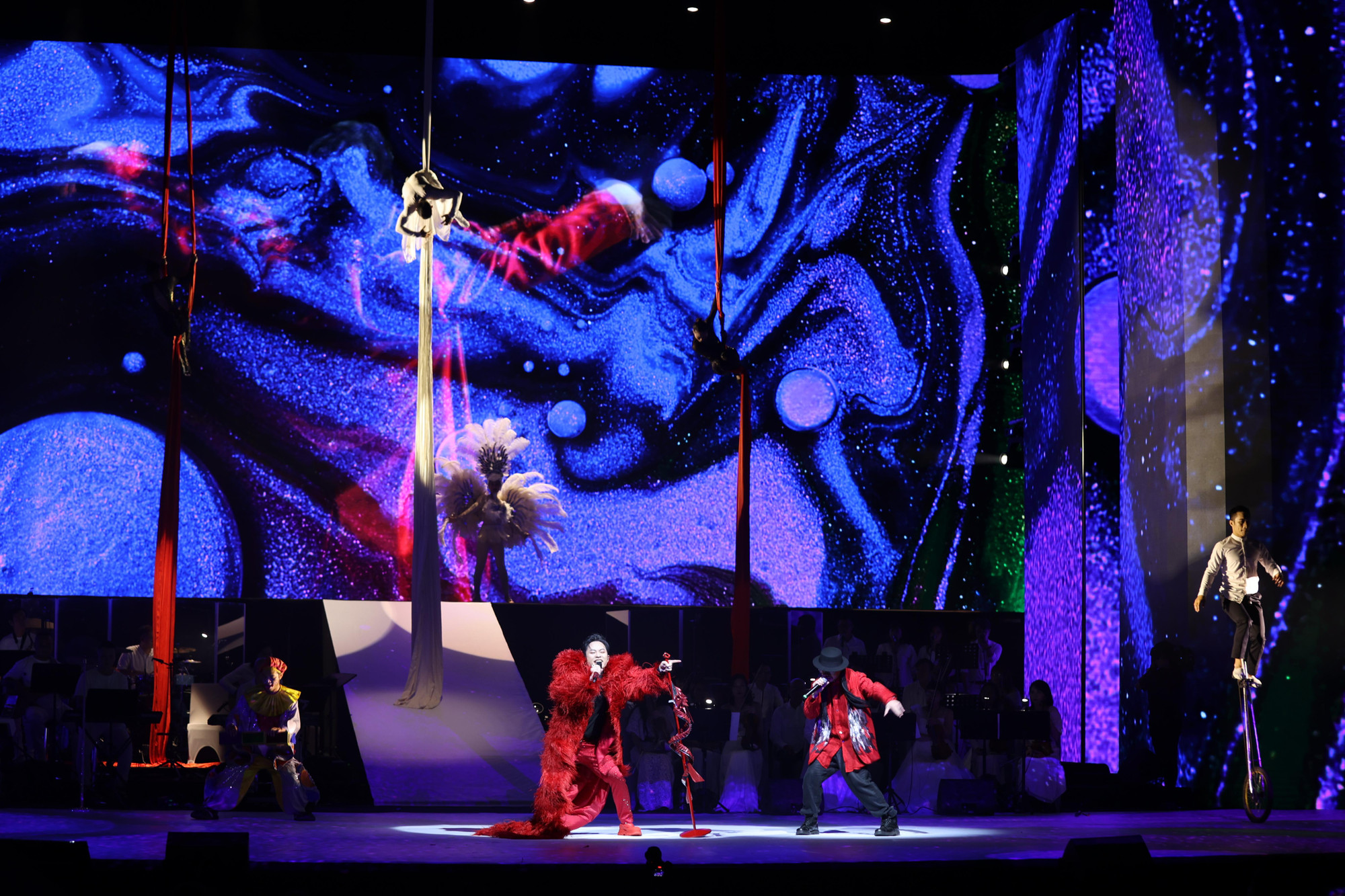 Cuộc đời như một "gánh xiếc" là thông điệp mà màn trình diễn này mang lại. Ảnh: NHƯ Ý.