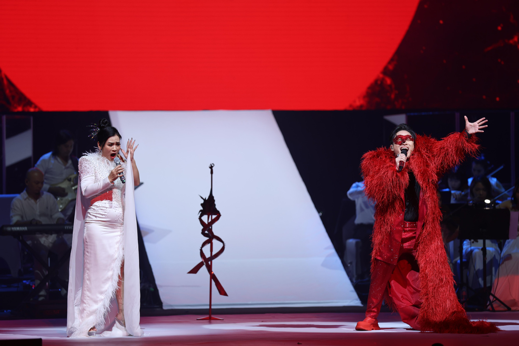 Sân khấu bị chia đôi bởi một màn hình LED bắc chéo lên tầng hai. Ảnh: NHƯ Ý.