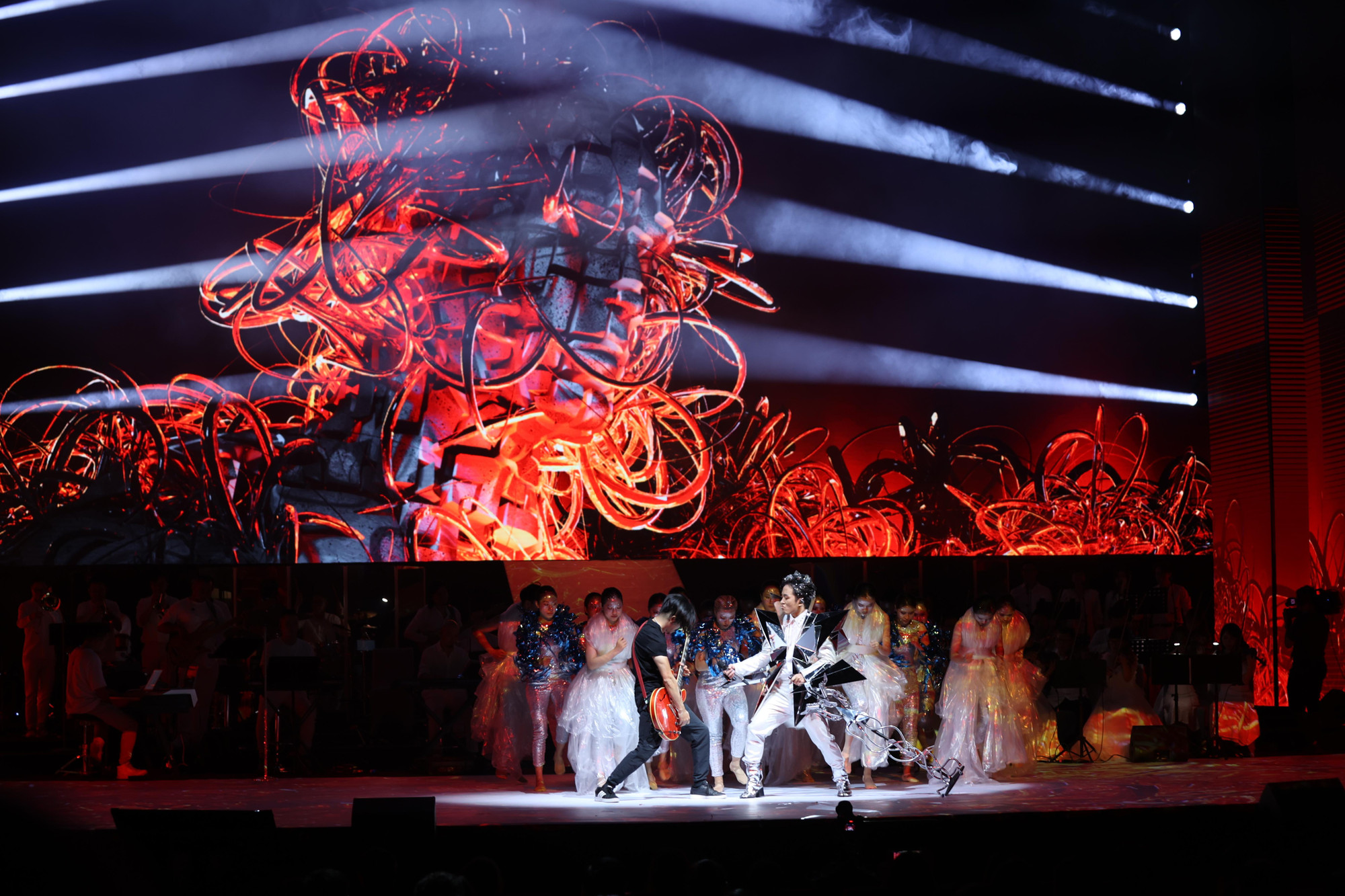 Tùng Dương Gieo mầm cùng cây ghi-ta của nhóm rock Ngũ Cung- Ảnh: NHƯ Ý.