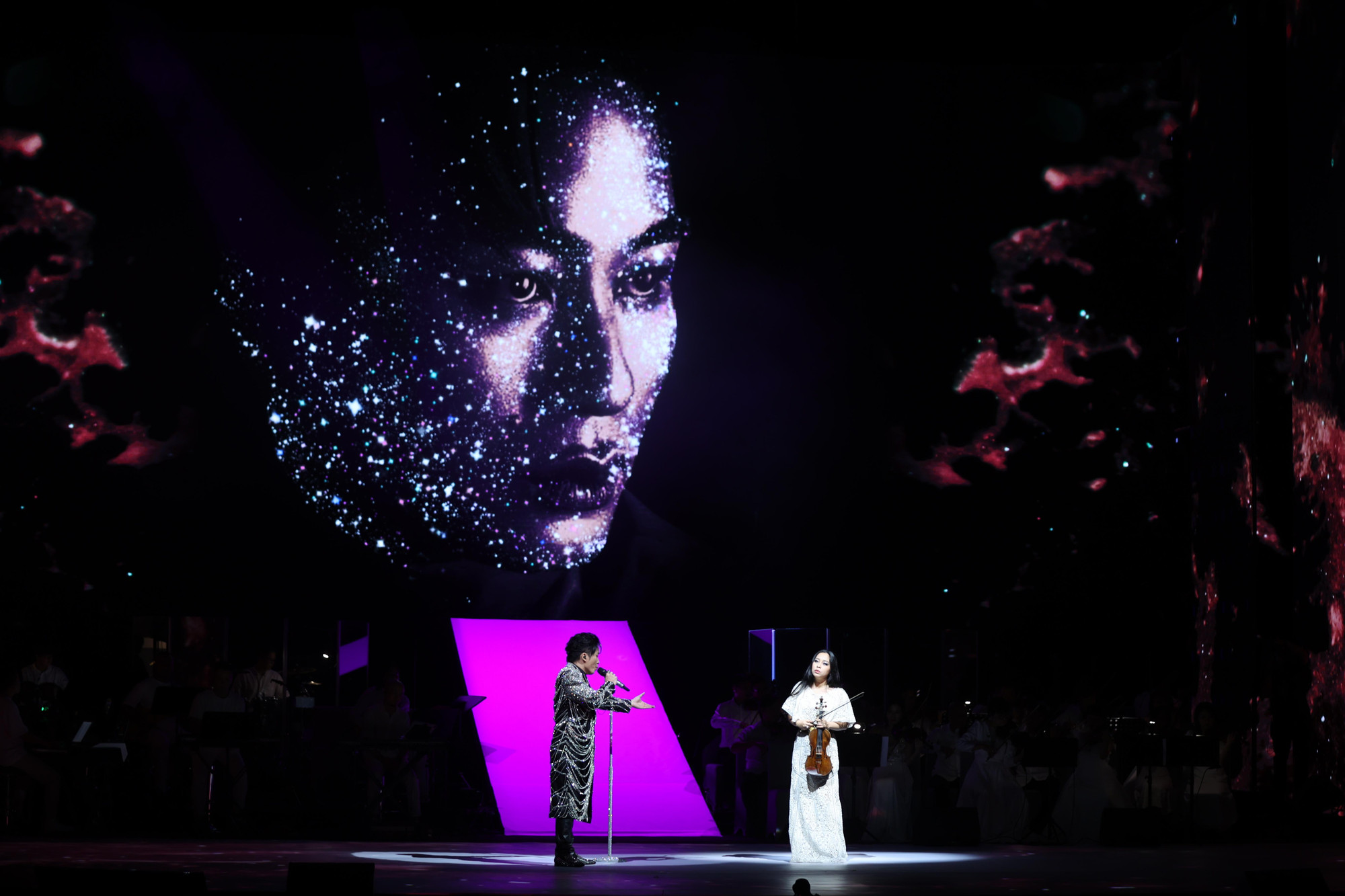 Tùng Dương cùng nghệ sĩ Trịnh Minh Hiền thể hiện một sáng tác mới của Nguyễn Vĩnh Tiến. Ảnh: NHƯ Ý.