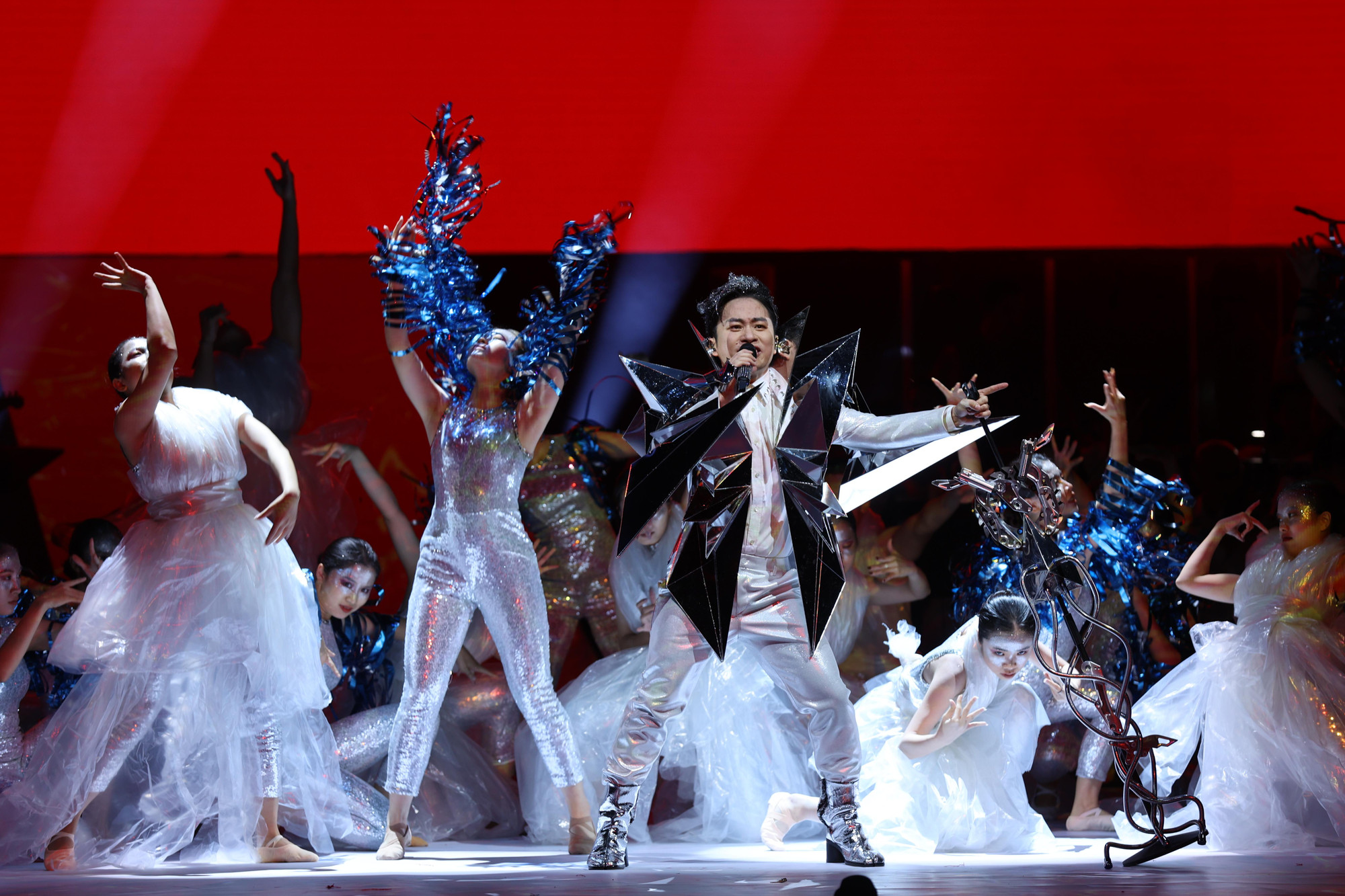 Trang phục của vũ công cũng được thiết kế riêng cho đêm diễn- Ảnh: NHƯ Ý.