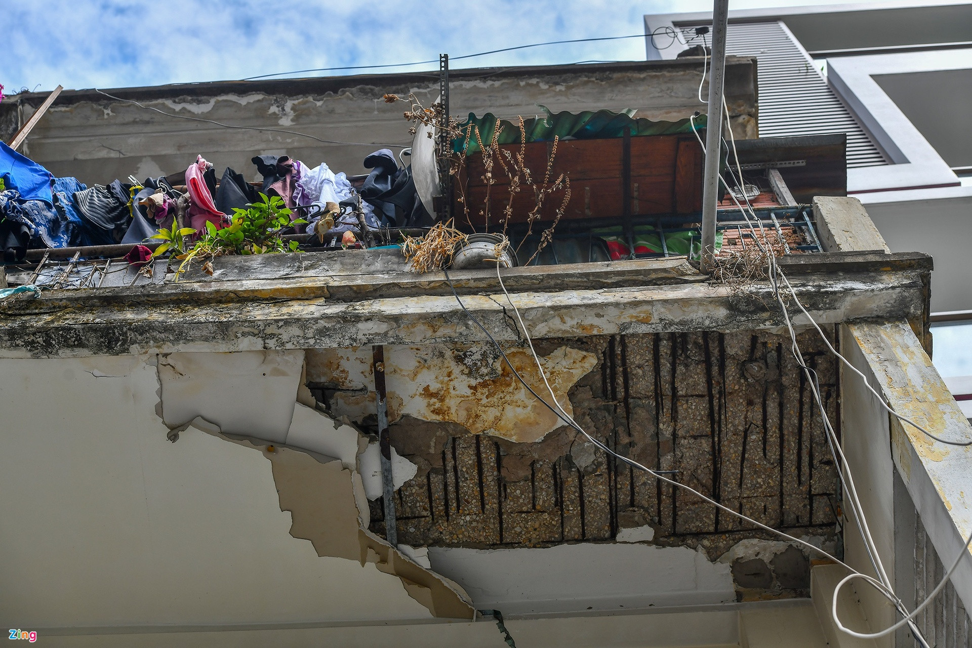 Mảng tường bị bong tróc, có nguy cơ đổ sập bất cứ lúc nào trong chung cư 440 Trần Hưng Đạo. Ảnh: Phạm Ngôn. Mảng tường bị bong tróc, có nguy cơ đổ sập bất cứ lúc nào trong chung cư 440 Trần Hưng Đạo. Ảnh: Phạm Ngôn.