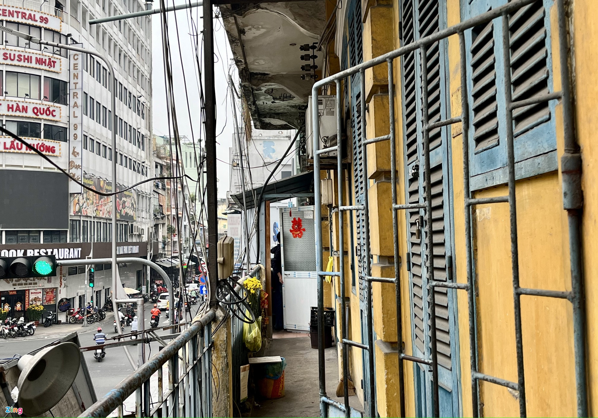 Lối đi chật hẹp trong chung cư 440 Trần Hưng Đạo. Ảnh: Vân Trang. Lối đi chật hẹp trong chung cư 440 Trần Hưng Đạo. Ảnh: Vân Trang.