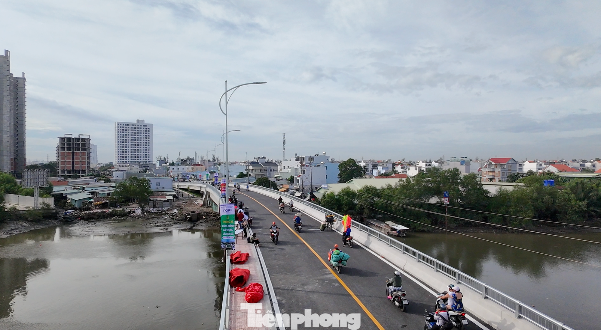 Quy mô dự án cầu Rạch Đỉa gồm xây dựng mới cầu bê tông cốt thép và bê tông cốt thép dự ứng lực, chiều dài 318m, rộng từ 9m đến 10,5m. Ảnh: Hữu Huy