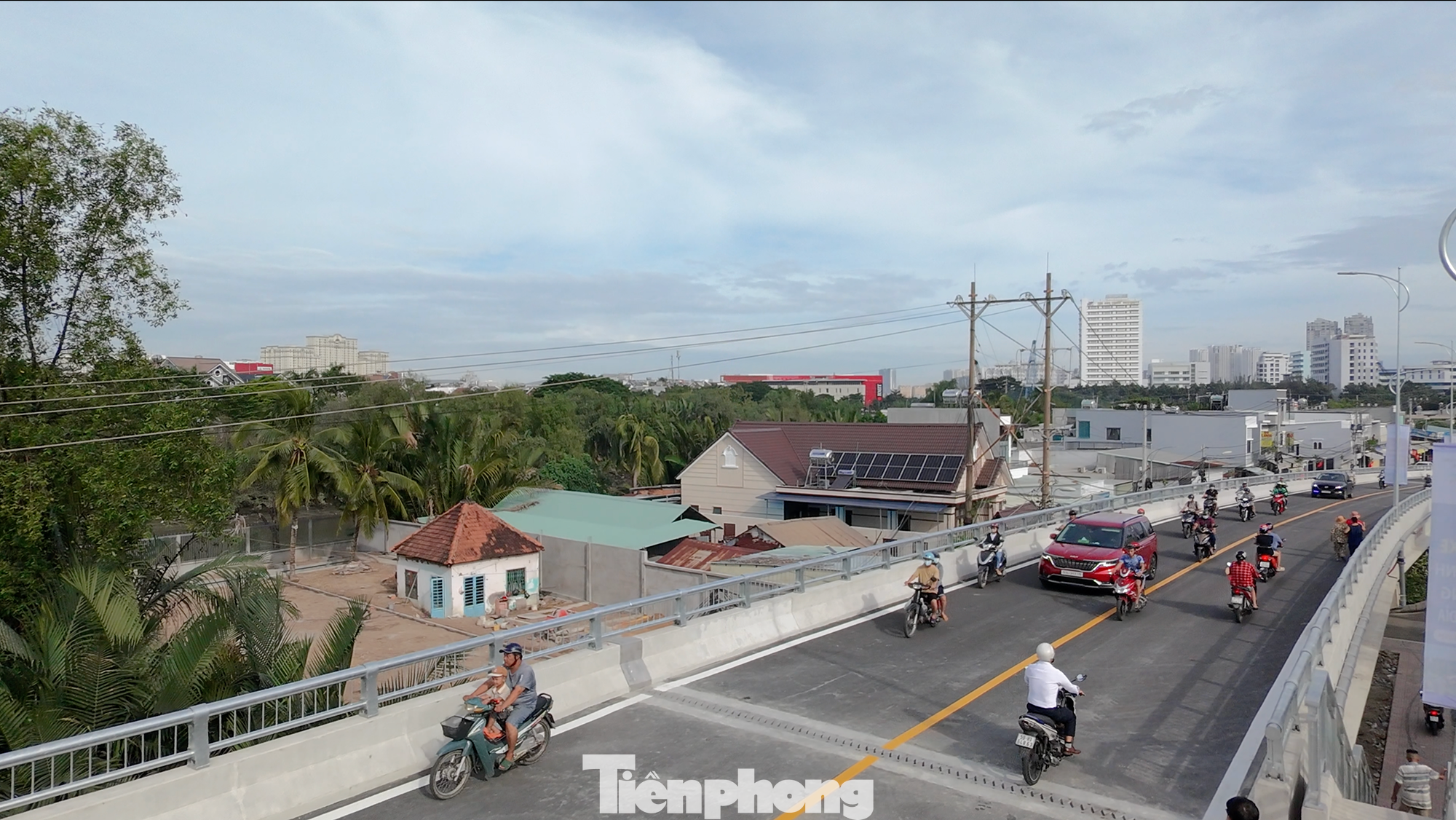 Cầu Rạch Đỉa thông xe, góp phần giải quyết ùn tắc tại khu vực đường Lê Văn Lương . Ảnh: Hữu Huy