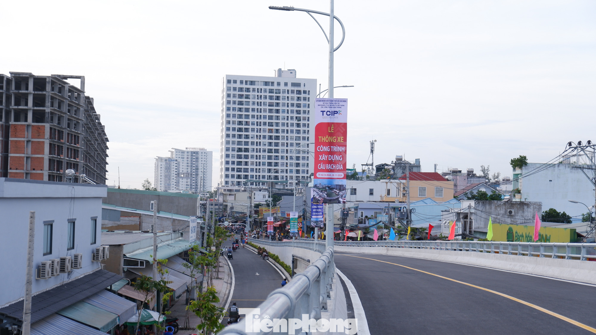 Ngoài ra, xây dựng hoàn chỉnh hệ thống thoát nước, hệ thống chiếu sáng, cây xanh và tổ chức giao thông phù hợp với quy mô tuyến đường. Ảnh: Hữu Huy