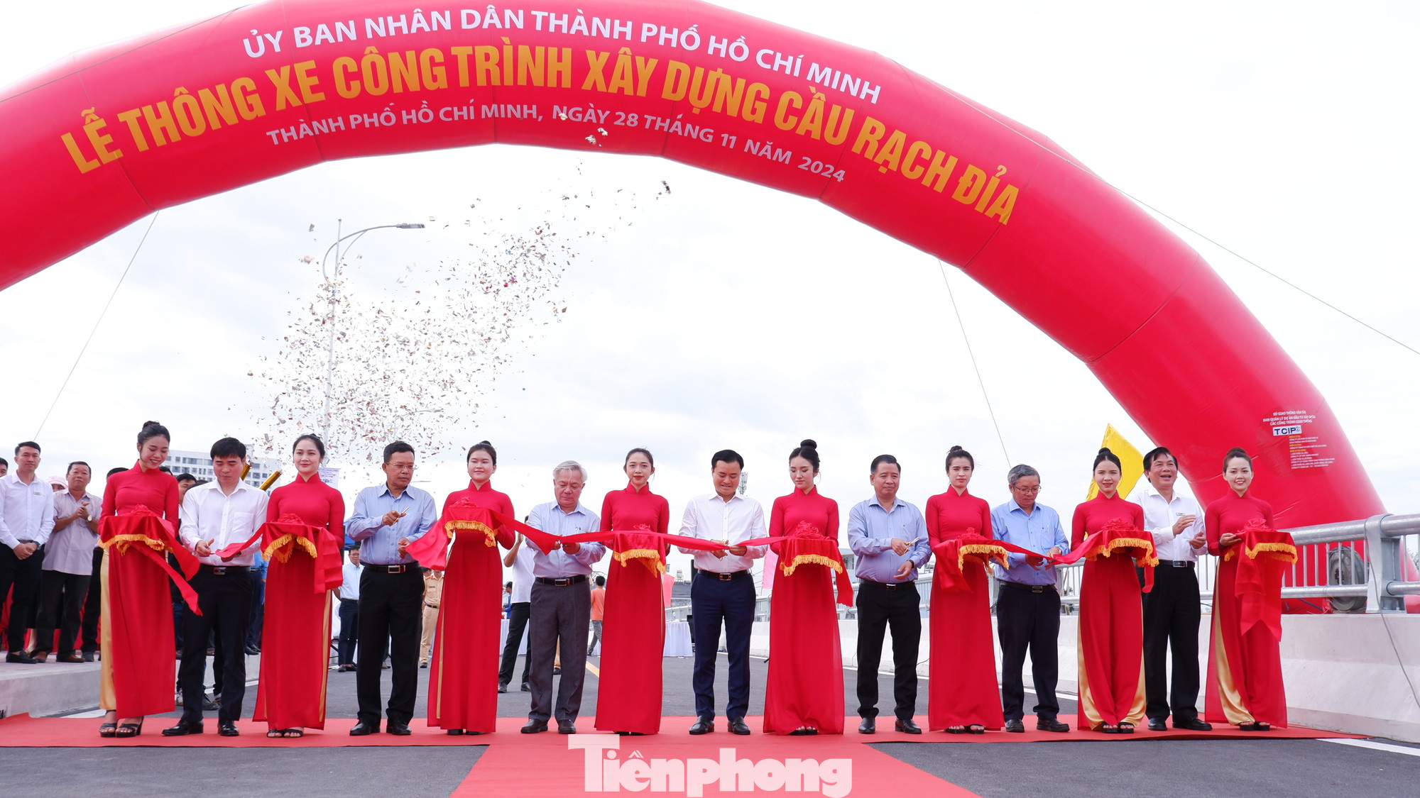 Các đại biểu thực hiện nghi thức thông xe cầu Rạch Đỉa (kết nối quận 7 với huyện Nhà Bè, TPHCM) vào sáng 28/11. Ảnh: Hữu Huy