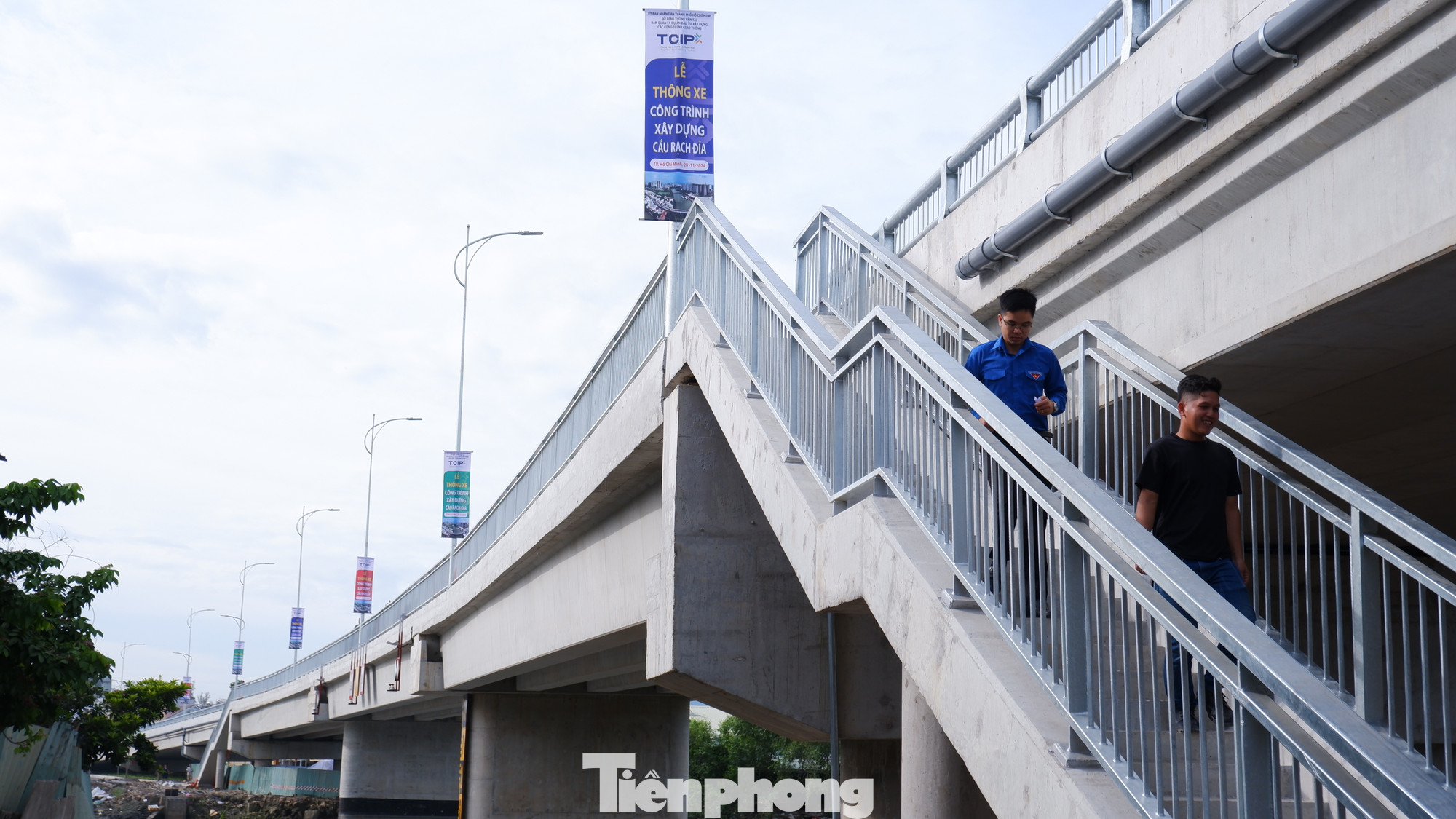 Một số hình ảnh về cầu Rạch Đỉa được thông xe vào sáng 28/11. Ảnh: Hữu Huy