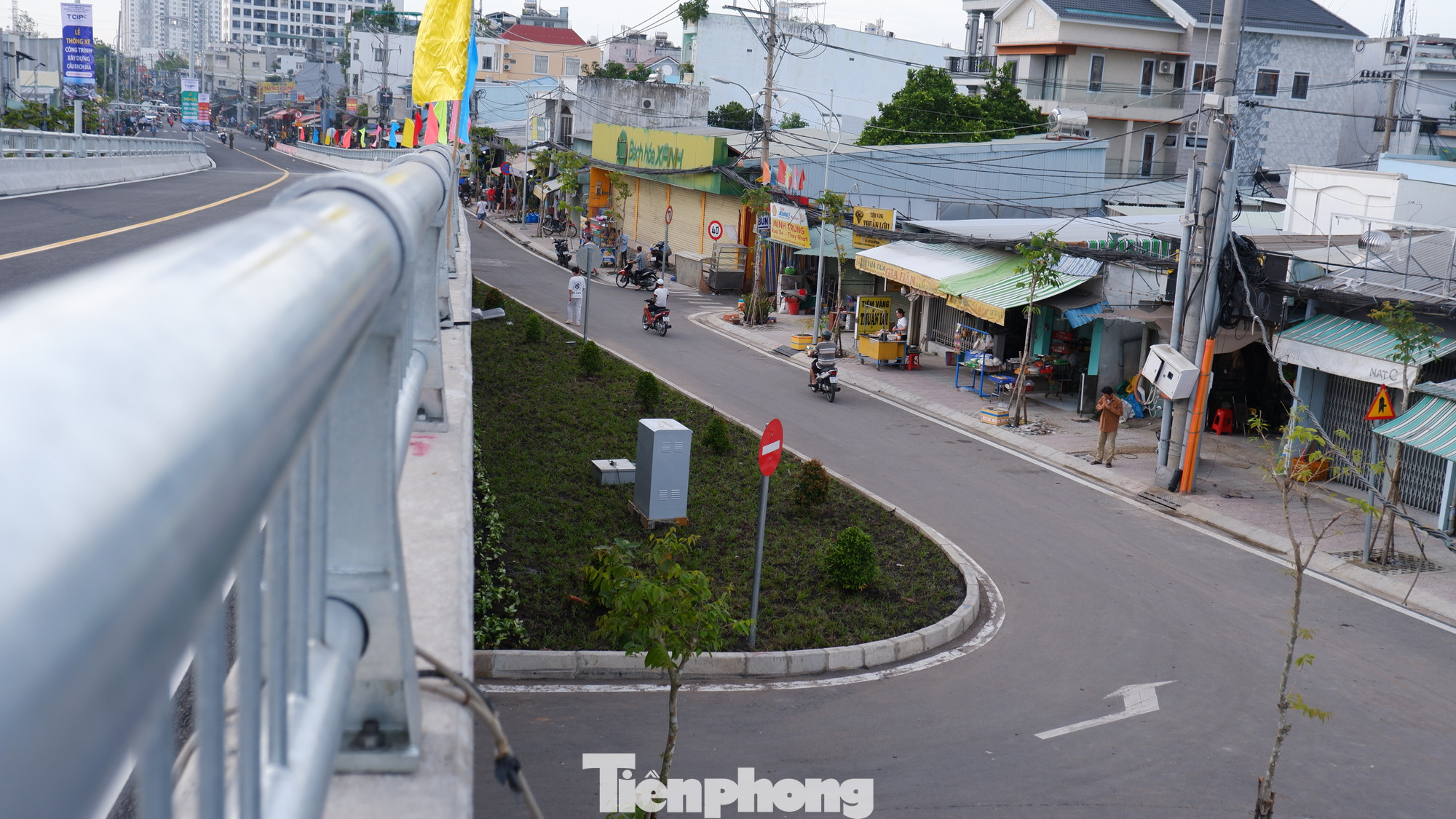 Đường giao thông hai bên đầu cầu Rạch Đỉa.