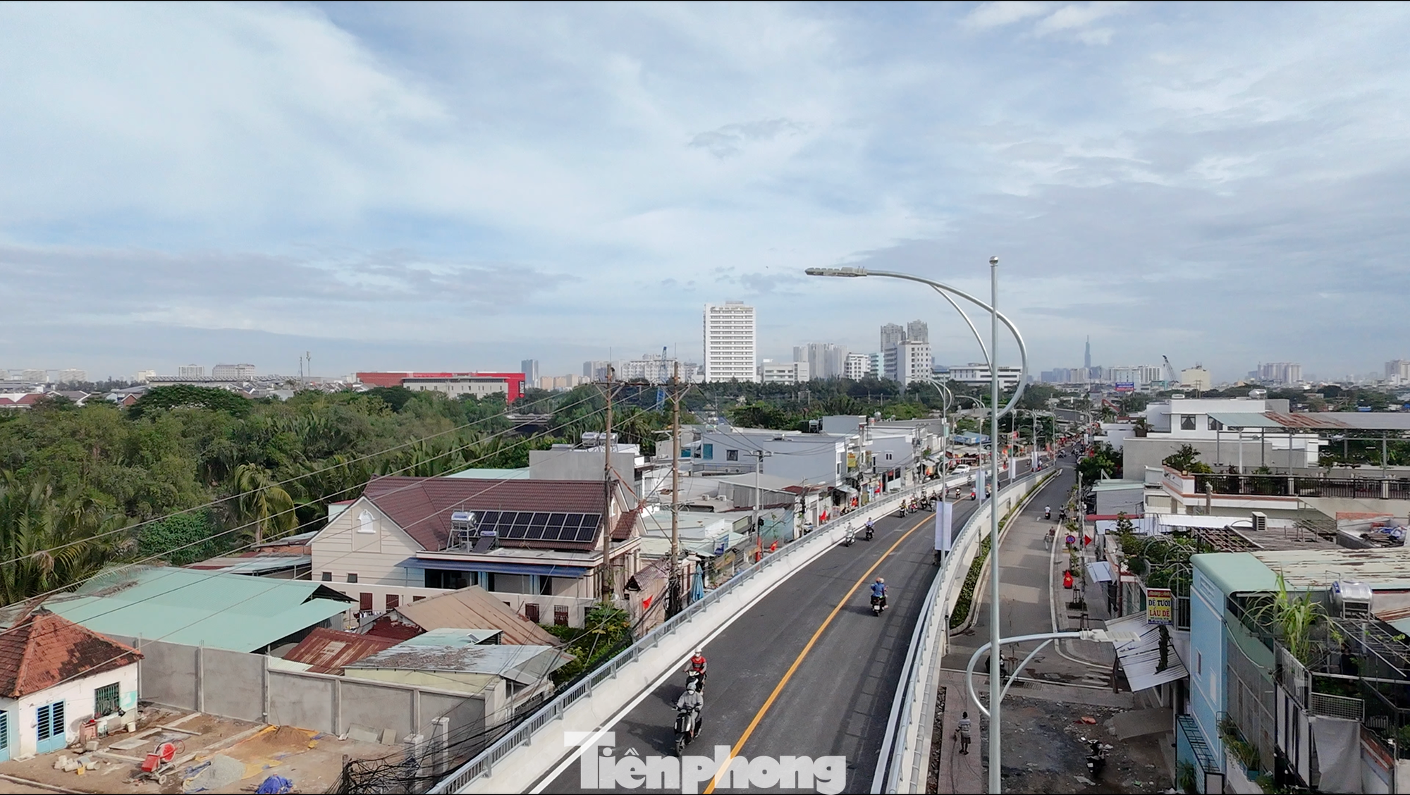 Với việc thông xe cầu Rạch Đỉa mới vào sáng nay (28/11), trục đường Lê Văn Lương đã xóa được 2 cây cầu sắt cũ, đã xuống cấp gồm cầu Rạch Đỉa và cầu Long Kiểng (thông xe tháng 9/2023). 2 cây cầu cũ còn lại là cầu Rạch Tôm và Rạch Dơi dự kiến sẽ được khởi công vào năm 2025. Ảnh: Hữu Huy