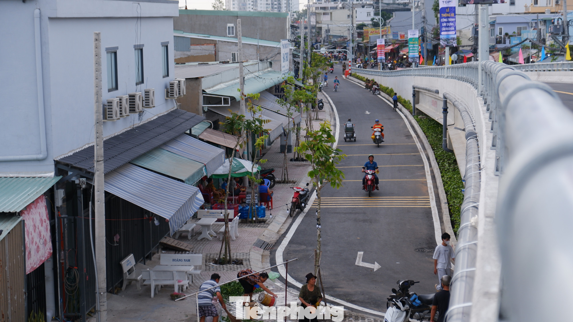 Đồng thời, xây dựng đường dẫn đầu cầu với tổng chiều dài 285m, trong đó phía quận 7 dài 118m và phía huyện Nhà Bè dài 167m. Ảnh: Hữu Huy