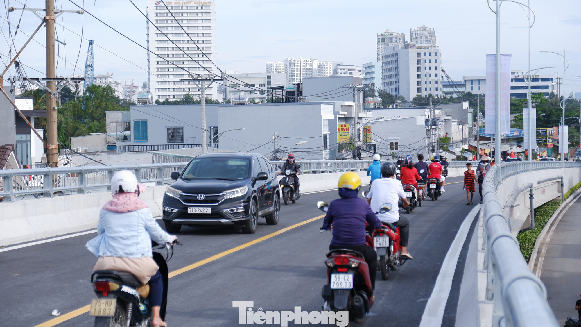 Những phương tiện đầu tiên lưu thông qua cầu Rạch Đỉa mới. Ảnh: Hữu Huy